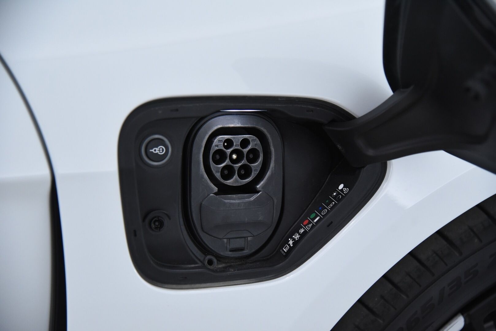 Porsche Taycan 2021 4S Performance Plus * Adapt. Vak. / InnoDrive / Bose / 14-penkit / Lasikatto / PDLS+ / BLIS / PASM * - Todella siisti yksilö! / 21" Mission E Design vanteet / Sport Chrono Plus - paketti - HULLUT AVAJAISHULINAT KORKOTARJOUS 3,29 %