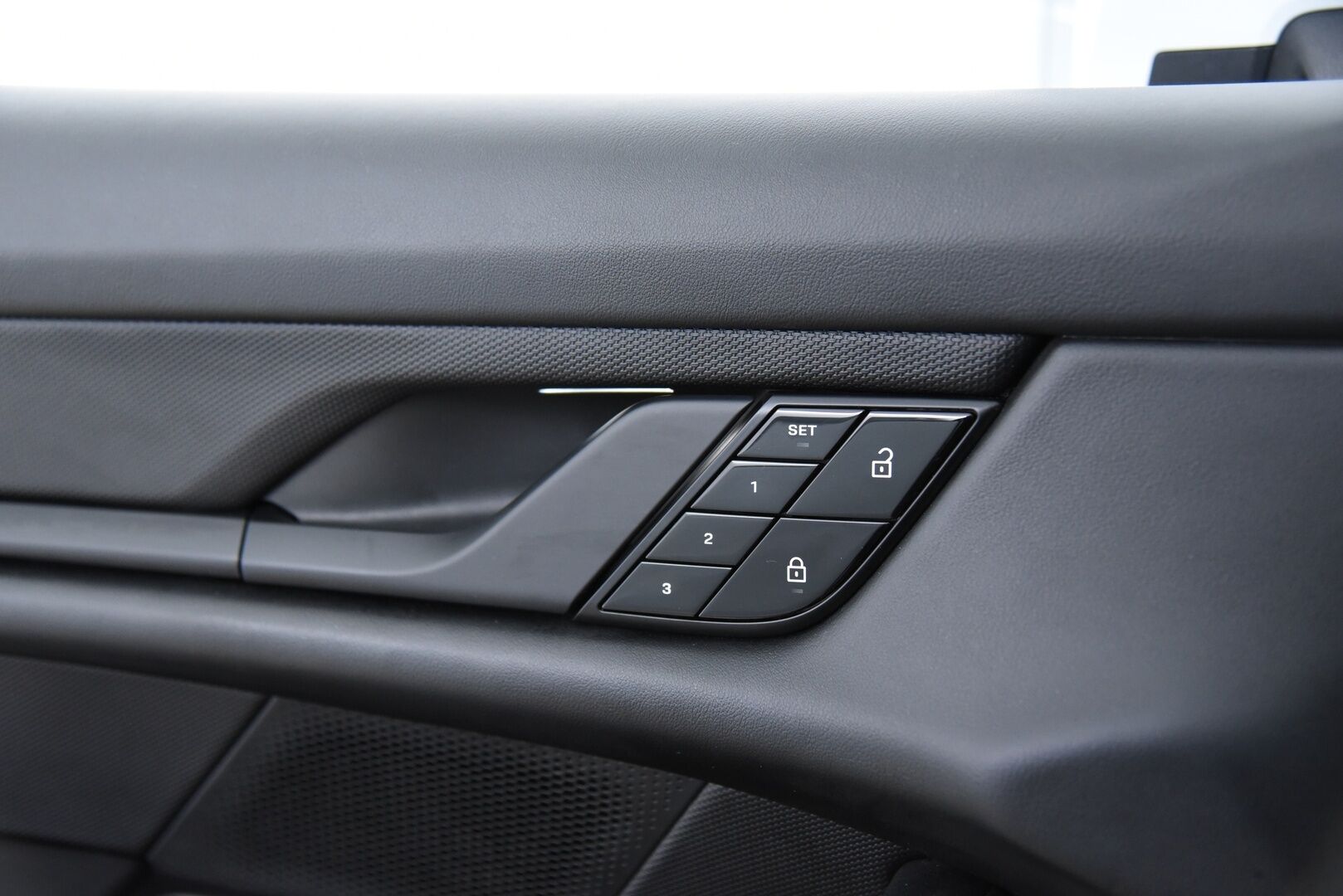 Porsche Taycan 2021 4S Performance Plus * Adapt. Vak. / InnoDrive / Bose / 14-penkit / Lasikatto / PDLS+ / BLIS / PASM * - Todella siisti yksilö! / 21" Mission E Design vanteet / Sport Chrono Plus - paketti - HULLUT AVAJAISHULINAT KORKOTARJOUS 3,29 %