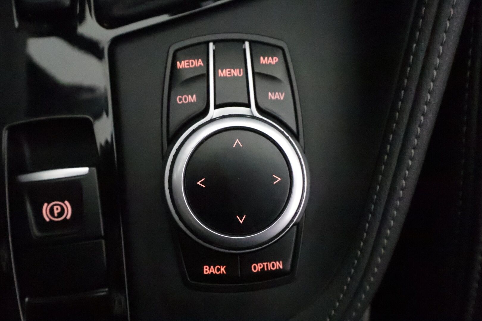 BMW X1 2021 F48 xDrive25e A Business M-Sport Shadowline *Vakkari / P.tutkat / Sporttipenkit / LED / Navi / Sähköluukku* - Akku kuntotarkastettu 92,5% / Kahdet renkaat aluvanteilla - HULLUT BLACKWEEK JATKOT - KORKOTARJOUS 2,49%