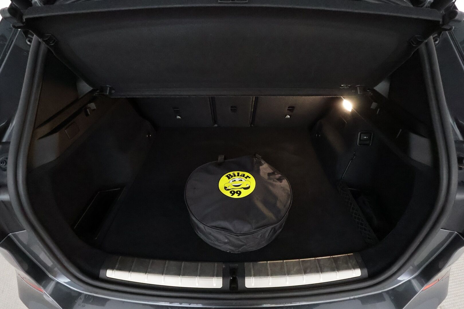 BMW X1 2021 F48 xDrive25e A Business M-Sport Shadowline *Vakkari / P.tutkat / Sporttipenkit / LED / Navi / Sähköluukku* - Akku kuntotarkastettu 92,5% / Kahdet renkaat aluvanteilla - HULLU BLACKWEEK KORKOTARJOUS 2,49%