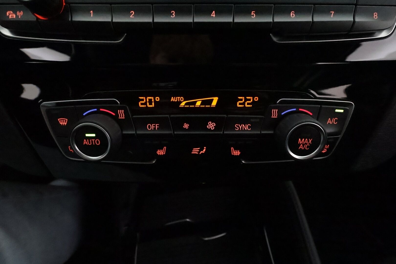 BMW X1 2021 F48 xDrive25e A Business M Sport Shadowline *Vakkari / P.tutkat / Sporttipenkit / LED / Navi / Sähköluukku* - Akku kuntotarkastettu 92,5% / Kahdet renkaat aluvanteilla