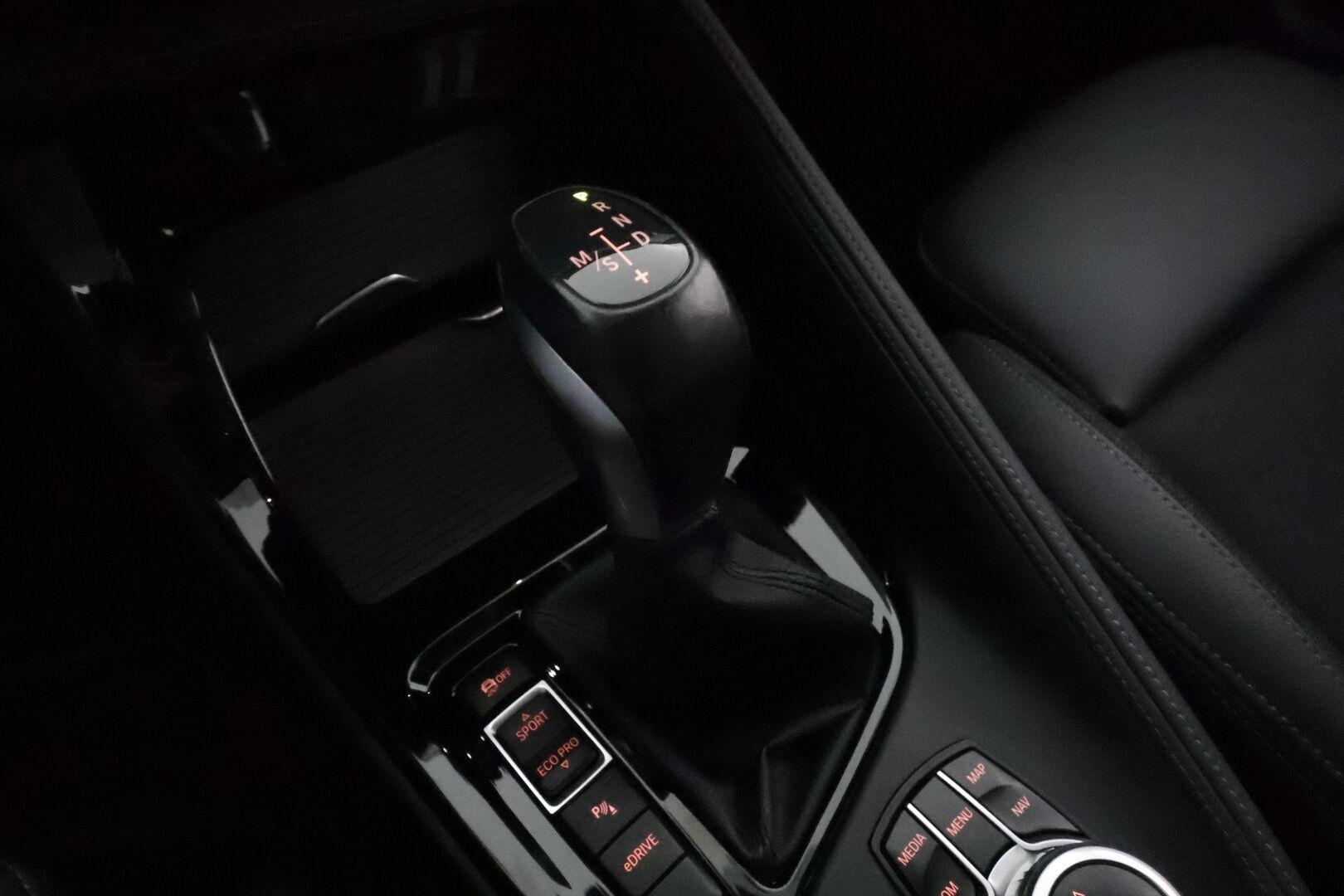 BMW X1 2021 F48 xDrive25e A Business M-Sport Shadowline *Vakkari / P.tutkat / Sporttipenkit / LED / Navi / Sähköluukku* - Akku kuntotarkastettu 92,5% / Kahdet renkaat aluvanteilla - Osta nyt, maksa vasta ensi vuonna