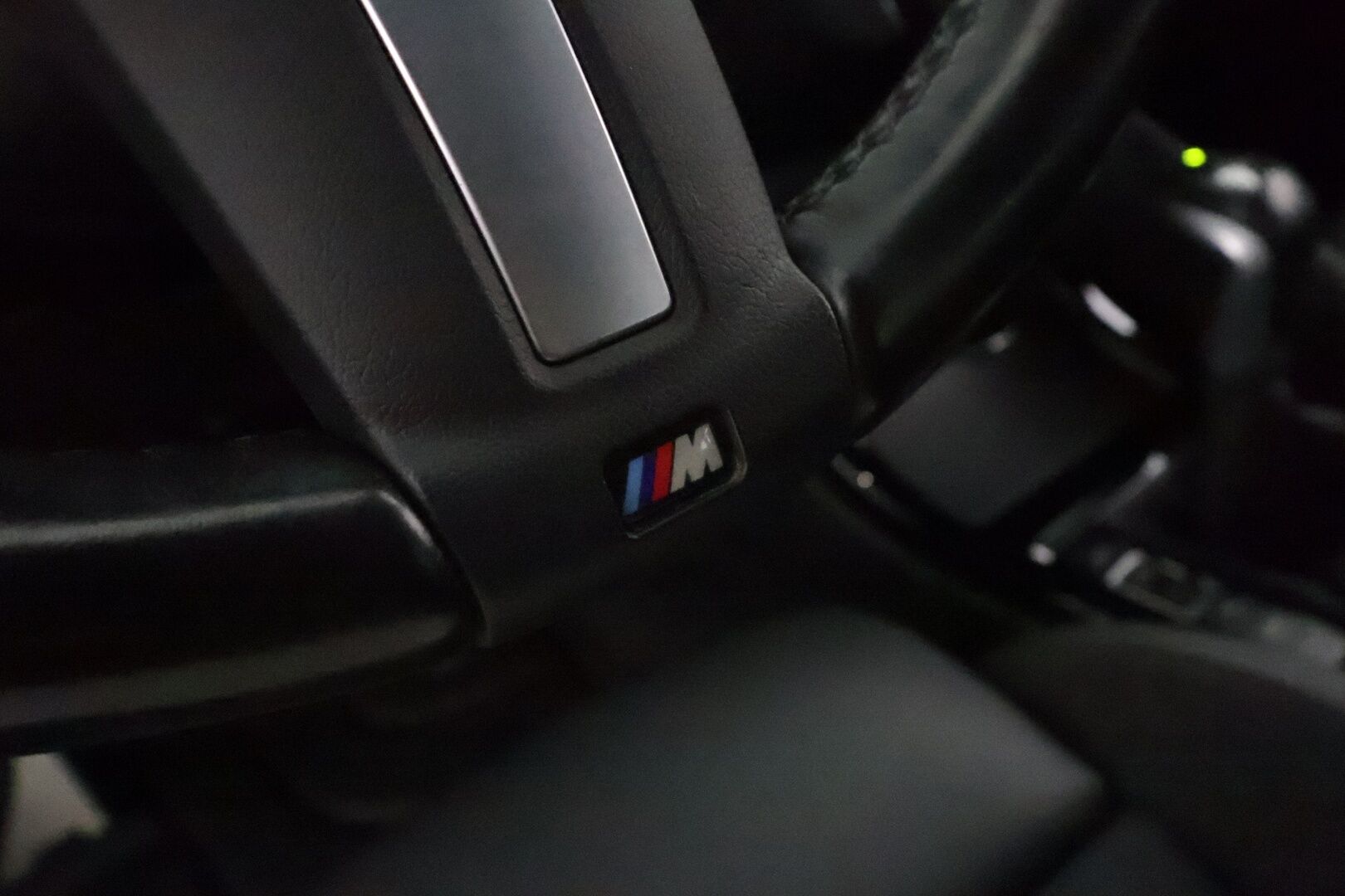 BMW X1 2021 F48 xDrive25e A Business M-Sport Shadowline *Vakkari / P.tutkat / Sporttipenkit / LED / Navi / Sähköluukku* - Akku kuntotarkastettu 92,5% / Kahdet renkaat aluvanteilla - Osta nyt, maksa vasta ensi vuonna