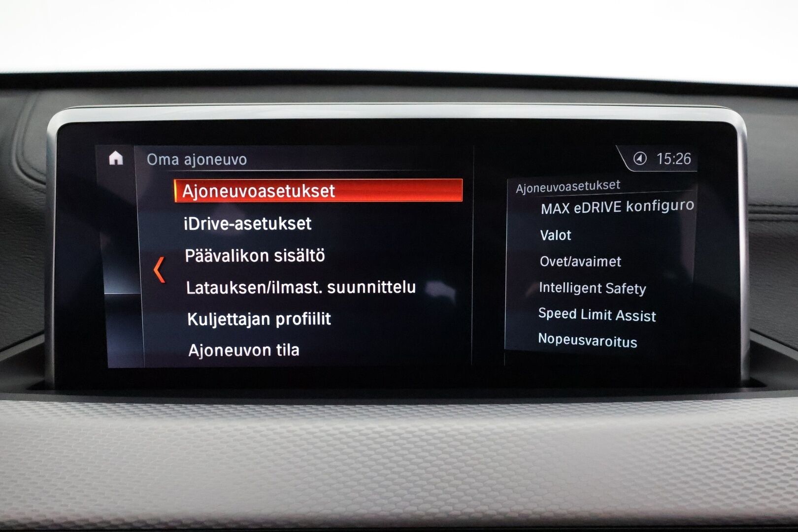BMW X1 2021 F48 xDrive25e A Business M Sport Shadowline *Vakkari / P.tutkat / Sporttipenkit / LED / Navi / Sähköluukku* - Akku kuntotarkastettu 92,5% / Kahdet renkaat aluvanteilla
