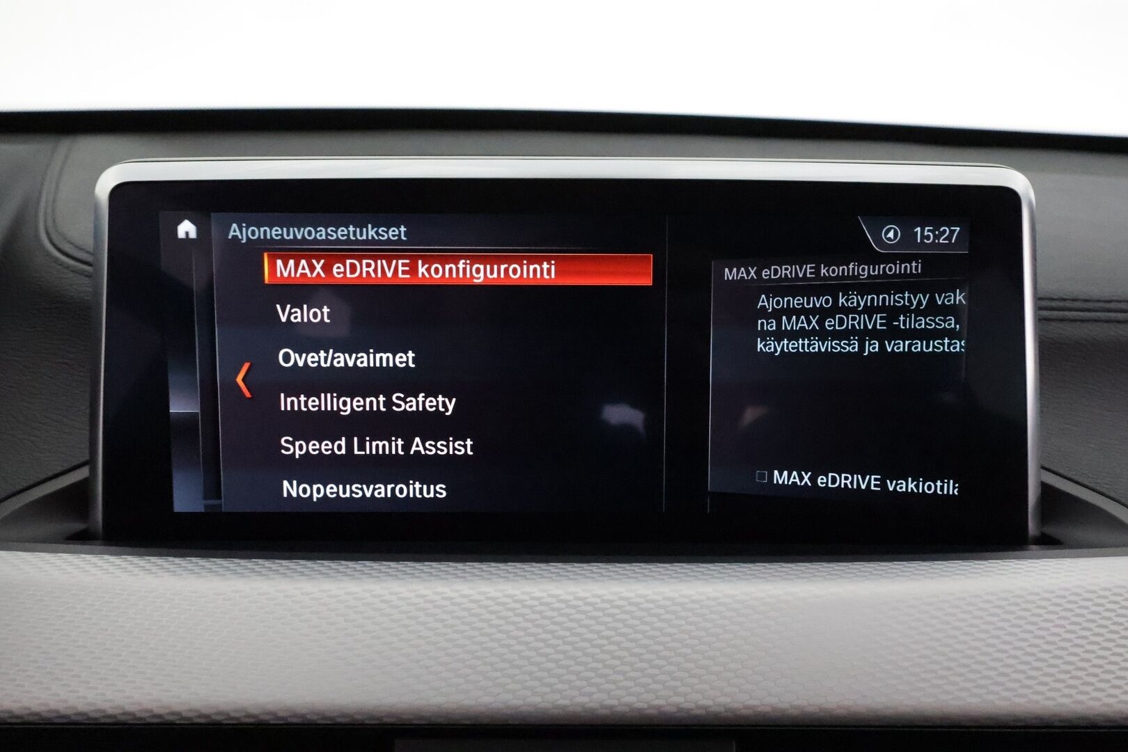 BMW X1 2021 F48 xDrive25e A Business M Sport Shadowline *Vakkari / P.tutkat / Sporttipenkit / LED / Navi / Sähköluukku* - Akku kuntotarkastettu 92,5% / Kahdet renkaat aluvanteilla