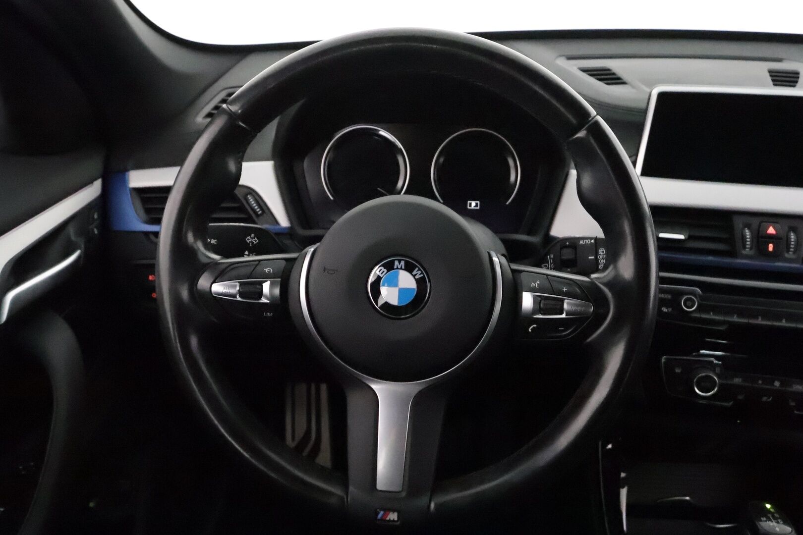 BMW X1 2021 F48 xDrive25e A Business M Sport Shadowline *Vakkari / P.tutkat / Sporttipenkit / LED / Navi / Sähköluukku* - Akku kuntotarkastettu 92,5% / Kahdet renkaat aluvanteilla