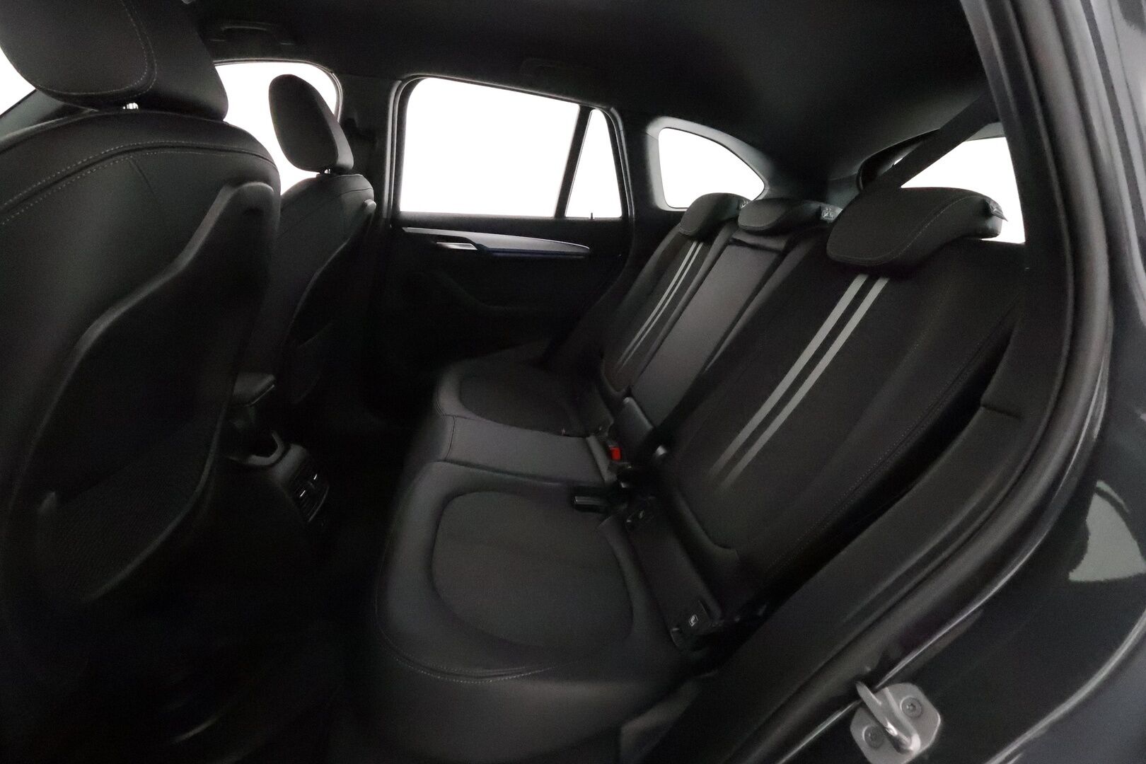 BMW X1 2021 F48 xDrive25e A Business M-Sport Shadowline *Vakkari / P.tutkat / Sporttipenkit / LED / Navi / Sähköluukku* - Akku kuntotarkastettu 92,5% / Kahdet renkaat aluvanteilla - Osta nyt, maksa vasta ensi vuonna