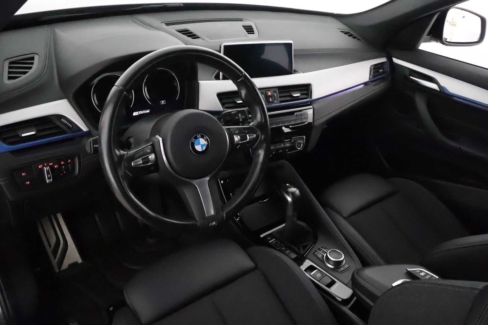 BMW X1 2021 F48 xDrive25e A Business M-Sport Shadowline *Vakkari / P.tutkat / Sporttipenkit / LED / Navi / Sähköluukku* - Akku kuntotarkastettu 92,5% / Kahdet renkaat aluvanteilla - Osta nyt, maksa vasta ensi vuonna