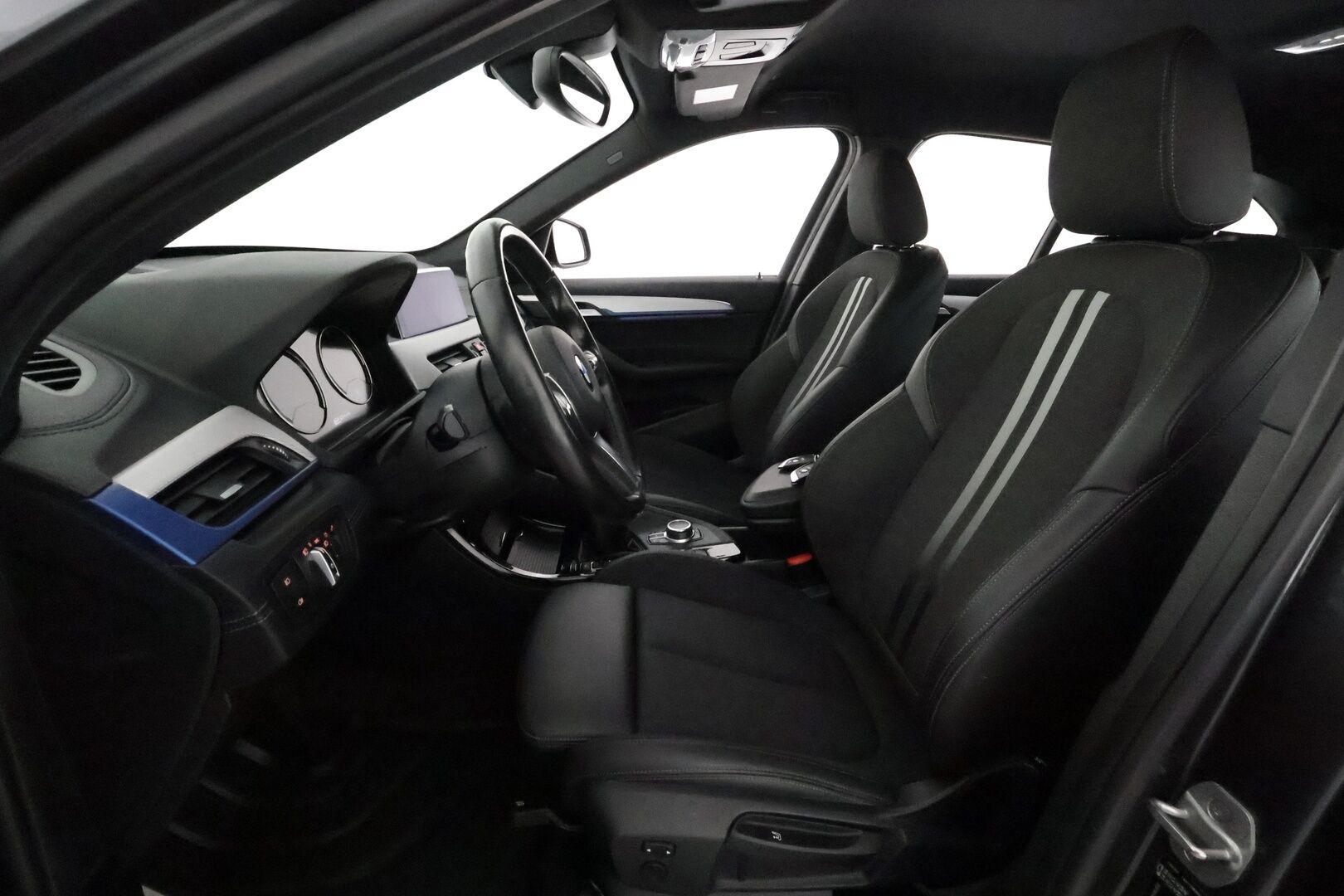 BMW X1 2021 F48 xDrive25e A Business M-Sport Shadowline *Vakkari / P.tutkat / Sporttipenkit / LED / Navi / Sähköluukku* - Akku kuntotarkastettu 92,5% / Kahdet renkaat aluvanteilla - HULLUT BLACKWEEK JATKOT - KORKOTARJOUS 2,49%