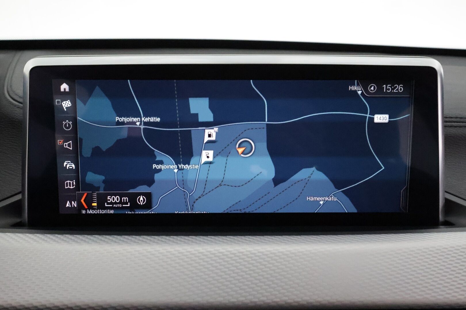 BMW X1 2021 F48 xDrive25e A Business M-Sport Shadowline *Vakkari / P.tutkat / Sporttipenkit / LED / Navi / Sähköluukku* - Akku kuntotarkastettu 92,5% / Kahdet renkaat aluvanteilla - Osta nyt, maksa vasta ensi vuonna