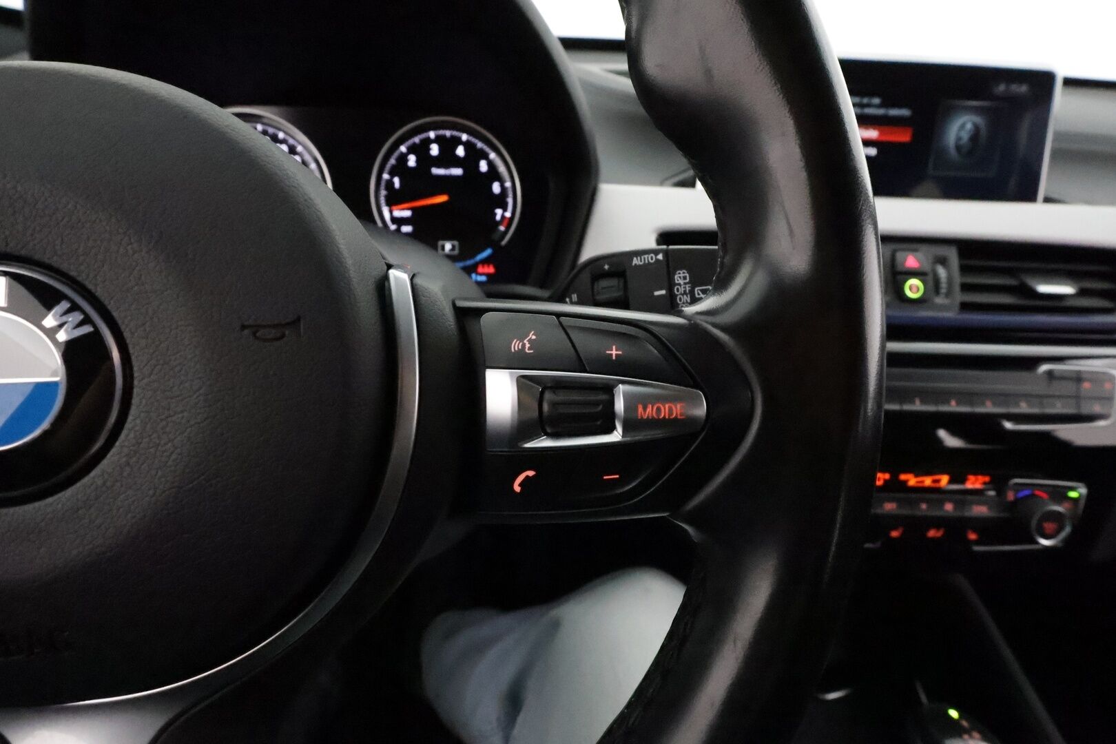 BMW X1 2021 F48 xDrive25e A Business M Sport Shadowline *Vakkari / P.tutkat / Sporttipenkit / LED / Navi / Sähköluukku* - Akku kuntotarkastettu 92,5% / Kahdet renkaat aluvanteilla