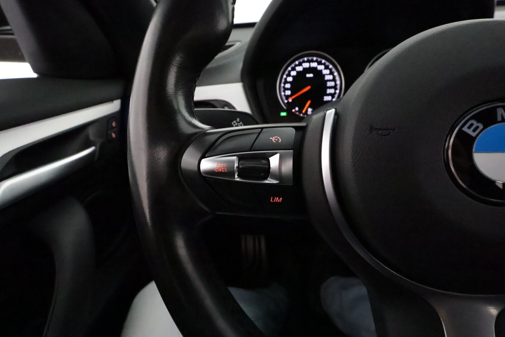 BMW X1 2021 F48 xDrive25e A Business M Sport Shadowline *Vakkari / P.tutkat / Sporttipenkit / LED / Navi / Sähköluukku* - Akku kuntotarkastettu 92,5% / Kahdet renkaat aluvanteilla