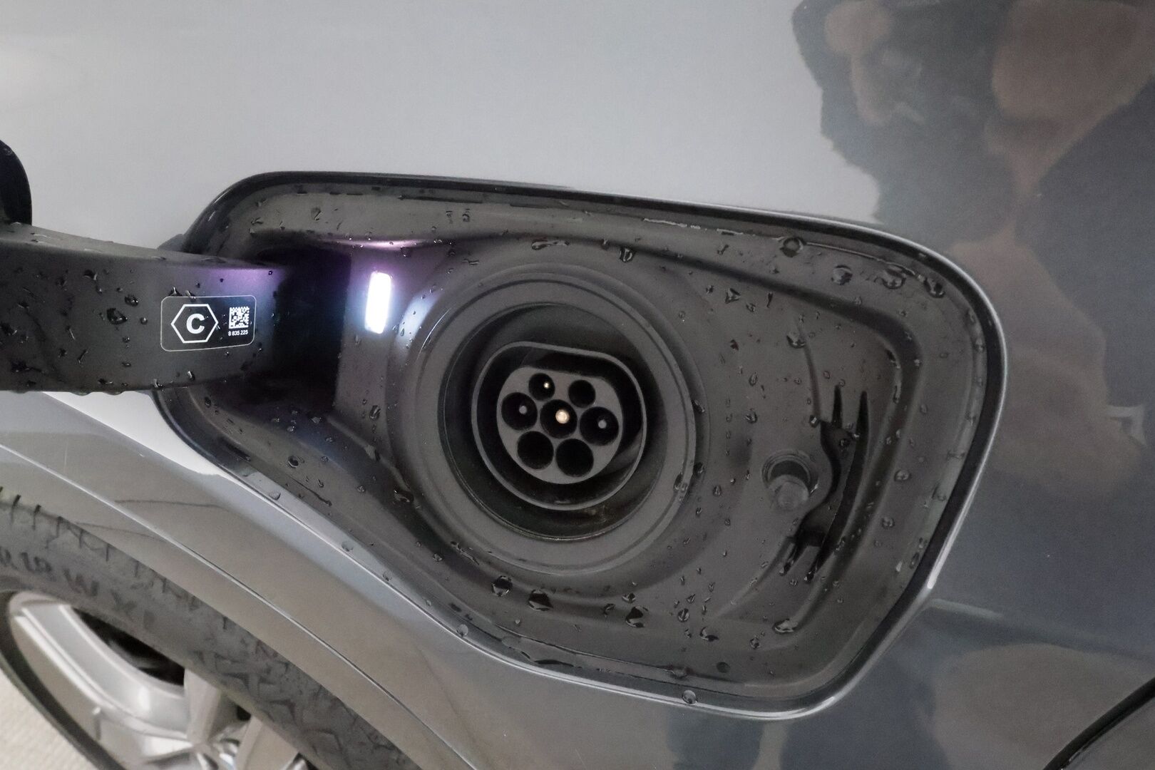 BMW X1 2021 F48 xDrive25e A Business M Sport Shadowline *Vakkari / P.tutkat / Sporttipenkit / LED / Navi / Sähköluukku* - Akku kuntotarkastettu 92,5% / Kahdet renkaat aluvanteilla