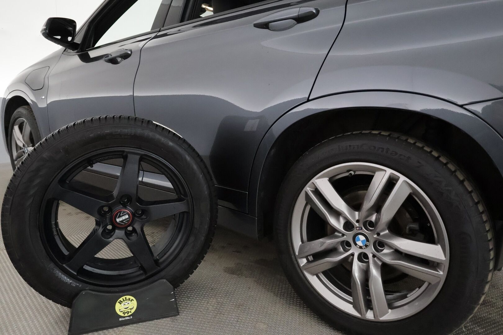 BMW X1 2021 F48 xDrive25e A Business M-Sport Shadowline *Vakkari / P.tutkat / Sporttipenkit / LED / Navi / Sähköluukku* - Akku kuntotarkastettu 92,5% / Kahdet renkaat aluvanteilla - HULLUT BLACKWEEK JATKOT - KORKOTARJOUS 2,49%