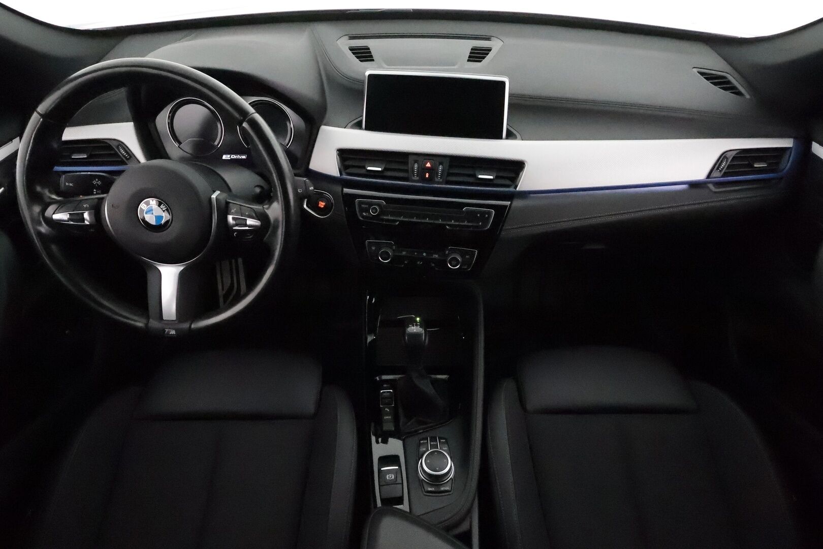 BMW X1 2021 F48 xDrive25e A Business M Sport Shadowline *Vakkari / P.tutkat / Sporttipenkit / LED / Navi / Sähköluukku* - Akku kuntotarkastettu 92,5% / Kahdet renkaat aluvanteilla