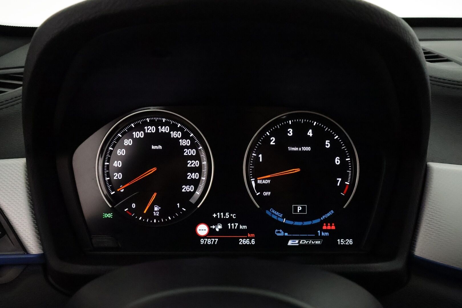 BMW X1 2021 F48 xDrive25e A Business M-Sport Shadowline *Vakkari / P.tutkat / Sporttipenkit / LED / Navi / Sähköluukku* - Akku kuntotarkastettu 92,5% / Kahdet renkaat aluvanteilla - Osta nyt, maksa vasta ensi vuonna