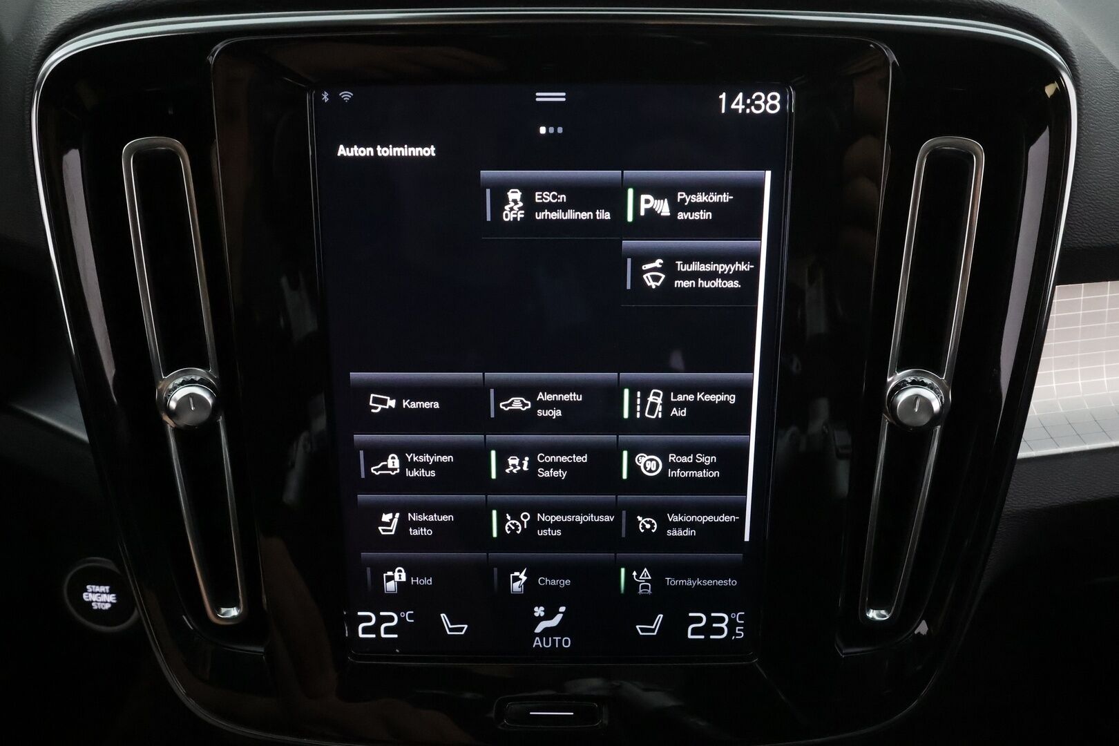 Volvo XC40 2021 T4 TwE Inscription Expression aut * ACC / P.kamera / LED / Navi / Koukku / H&K / Webasto / KeylessGo * - Kahdet renkaat aluvanteilla / Merkkihuollettu