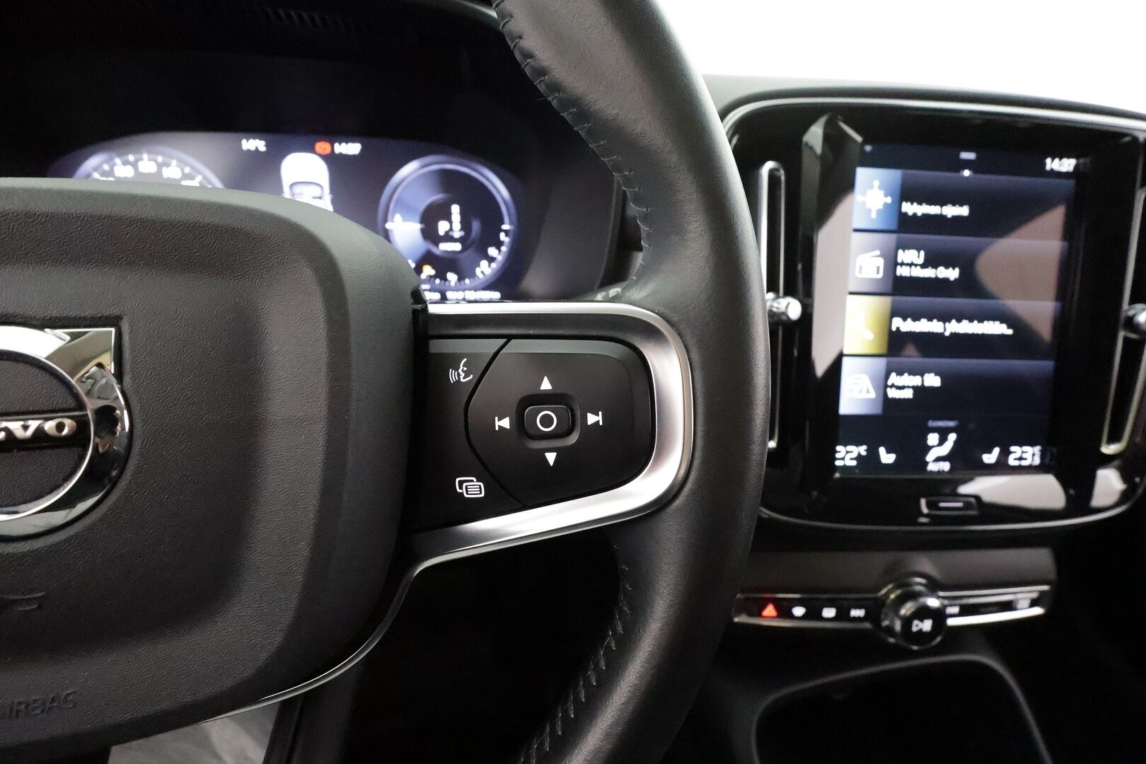 Volvo XC40 2021 T4 TwE Inscription Expression aut - ACC / P.kamera / LED / Navi / Koukku / H&K / Webasto / KeylessGo