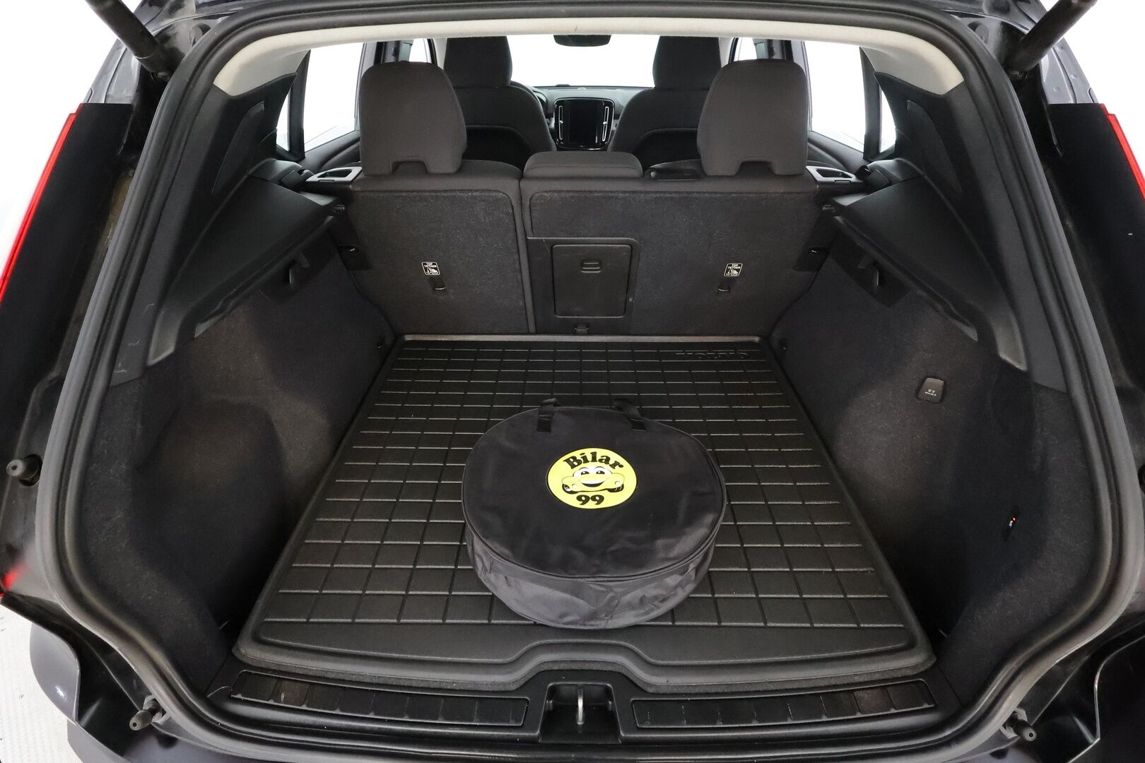 Volvo XC40 2021 T4 TwE Inscription Expression aut * ACC / P.kamera / LED / Navi / Koukku / H&K / Webasto / KeylessGo * - Kahdet renkaat aluvanteilla / Merkkihuollettu