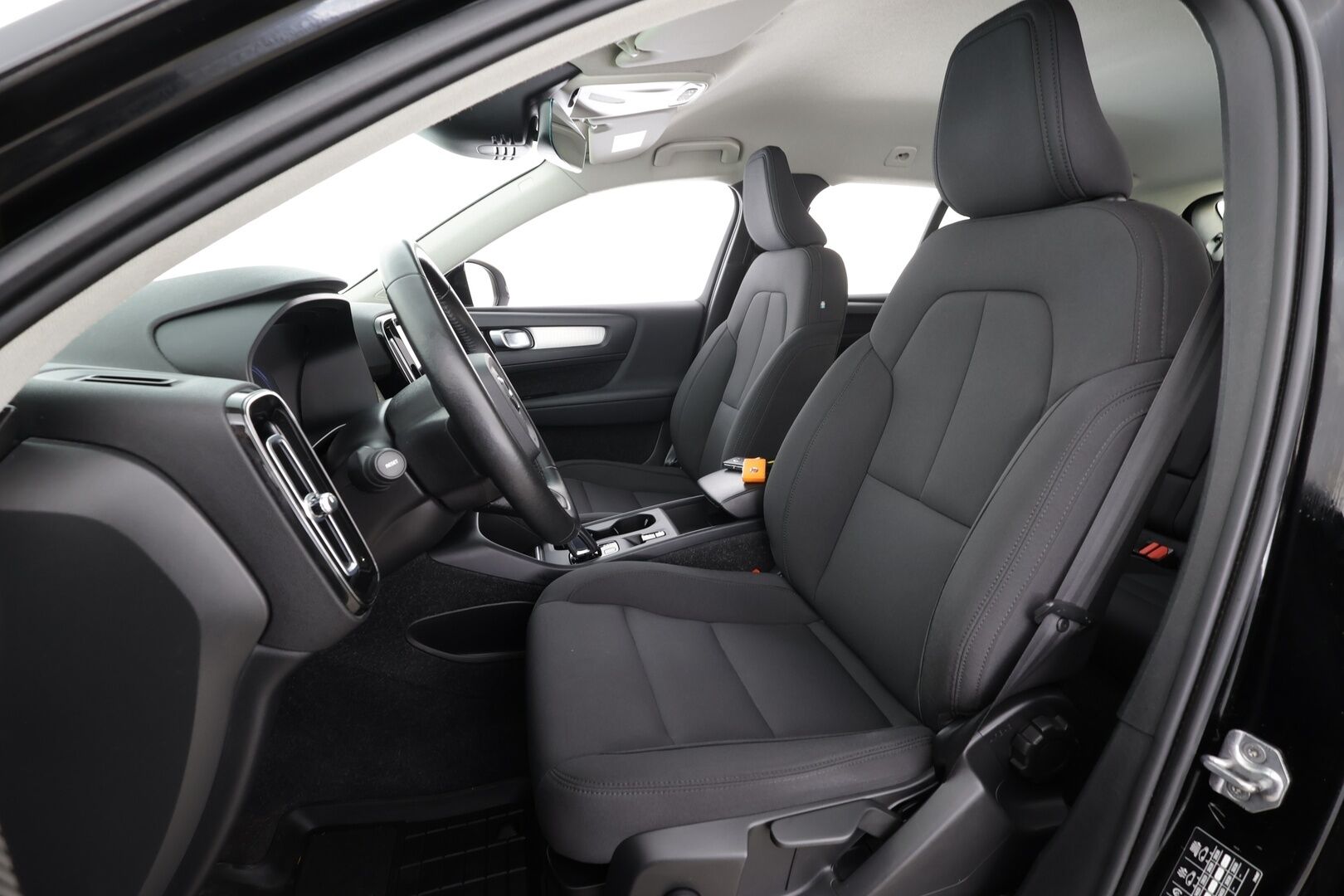 Volvo XC40 2021 T4 TwE Inscription Expression aut * ACC / P.kamera / LED / Navi / Koukku / H&K / Webasto / KeylessGo * - Kahdet renkaat aluvanteilla / Merkkihuollettu