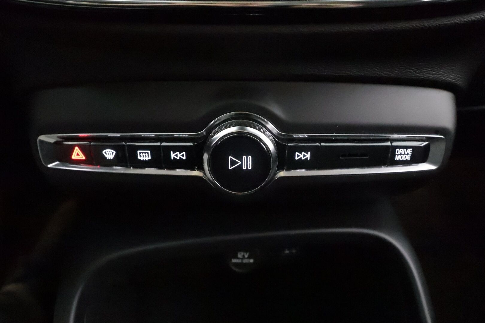 Volvo XC40 2021 T4 TwE Inscription Expression aut - ACC / P.kamera / LED / Navi / Koukku / H&K / Webasto / KeylessGo