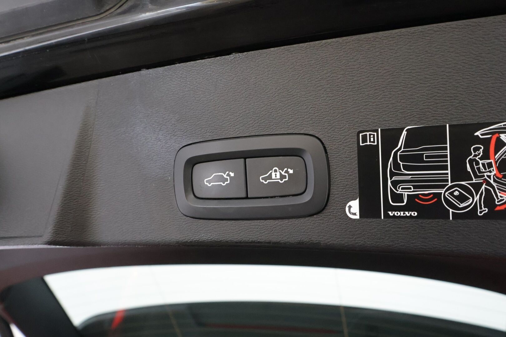 Volvo XC40 2021 T4 TwE Inscription Expression aut * ACC / P.kamera / LED / Navi / Koukku / H&K / Webasto / KeylessGo * - Kahdet renkaat aluvanteilla / Merkkihuollettu