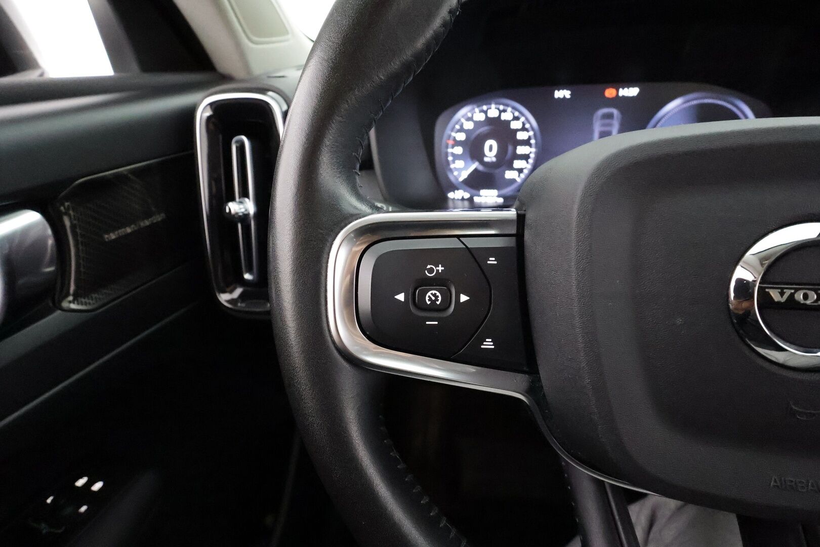 Volvo XC40 2021 T4 TwE Inscription Expression aut - ACC / P.kamera / LED / Navi / Koukku / H&K / Webasto / KeylessGo