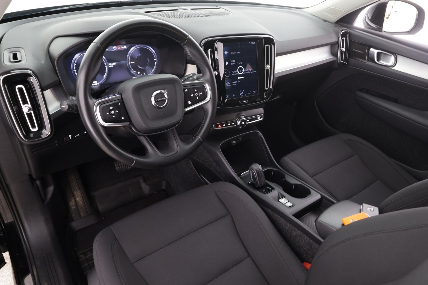 Volvo XC40 2021 T4 TwE Inscription Expression aut * ACC / P.kamera / LED / Navi / Koukku / H&K / Webasto / KeylessGo * - Kahdet renkaat aluvanteilla / Merkkihuollettu