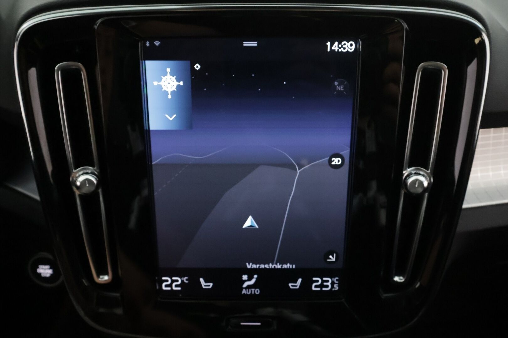 Volvo XC40 2021 T4 TwE Inscription Expression aut * ACC / P.kamera / LED / Navi / Koukku / H&K / Webasto / KeylessGo * - Kahdet renkaat aluvanteilla / Merkkihuollettu