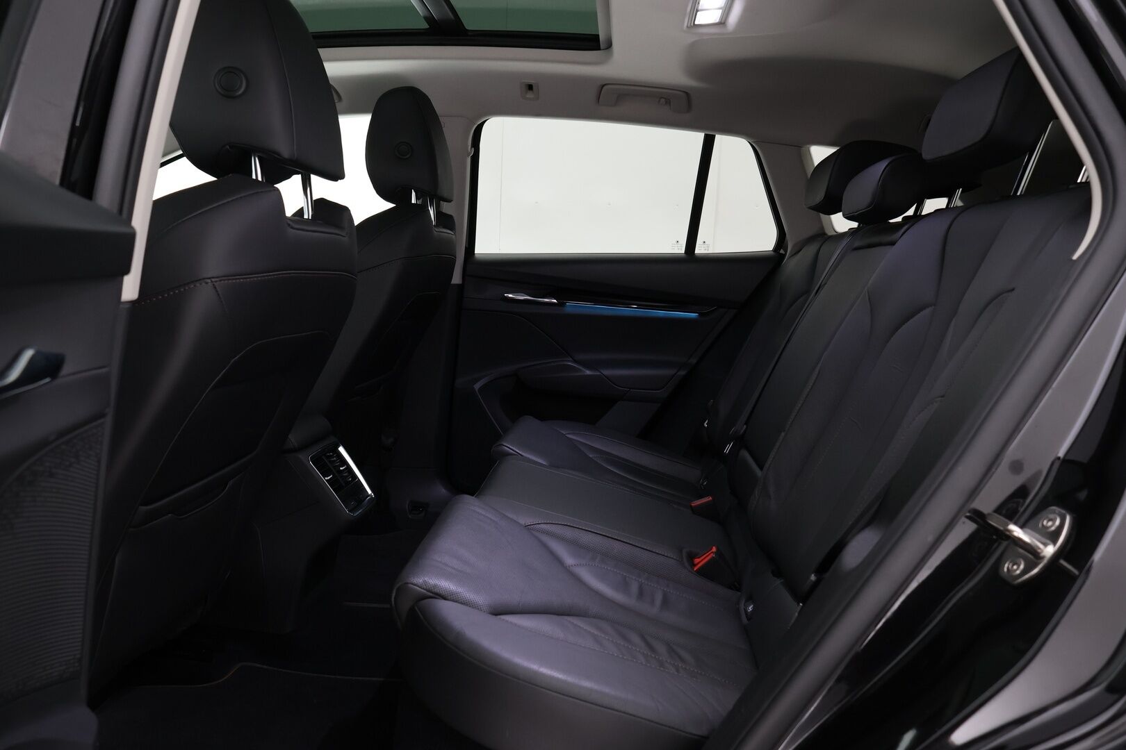 SKODA ENYAQ 2021 iV80 150 kW - Lämpöpumppu | ACC | Panorama | Koukku | P-kamera | Nahkasisusta | KeylessGo | Kahdet Skodan vanteet | Merkkihuoltohistoria
