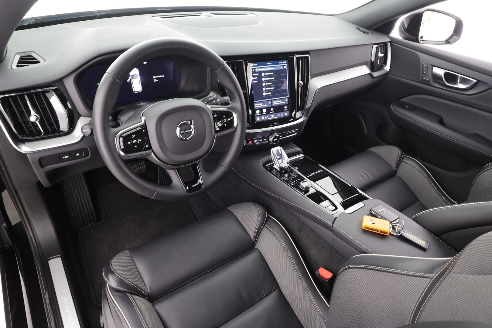 Volvo V60 2023 T6 AWD Long Range Plus Dark aut - Adapt.Vakkari | Full LED | High Perf Audio | Peruutuskamera | Sporttipenkit muistilla | Merkkihuollot | 2x Renkaat Aluvantein | Näyttävä!
