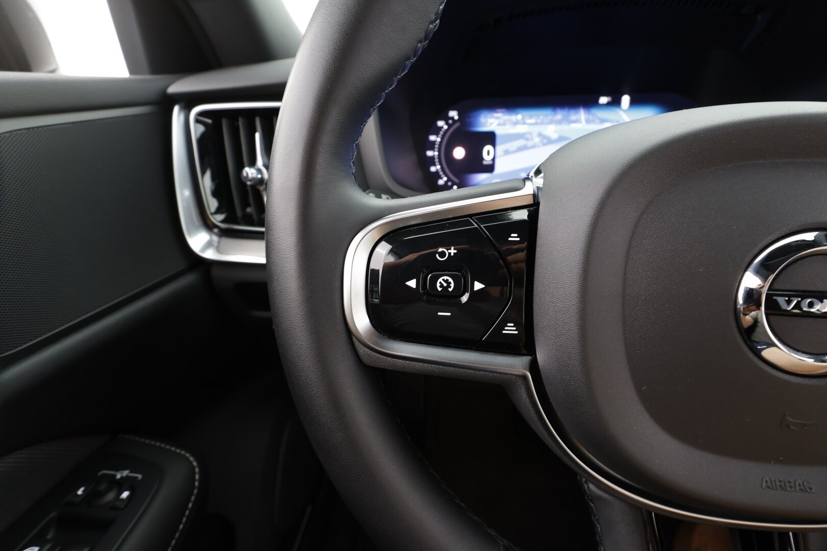 Volvo V60 2023 T6 AWD Long Range Plus Dark aut - Adapt.Vakkari | Full LED | High Perf Audio | Peruutuskamera | Sporttipenkit muistilla | Merkkihuollot | 2x Renkaat Aluvantein | Näyttävä!