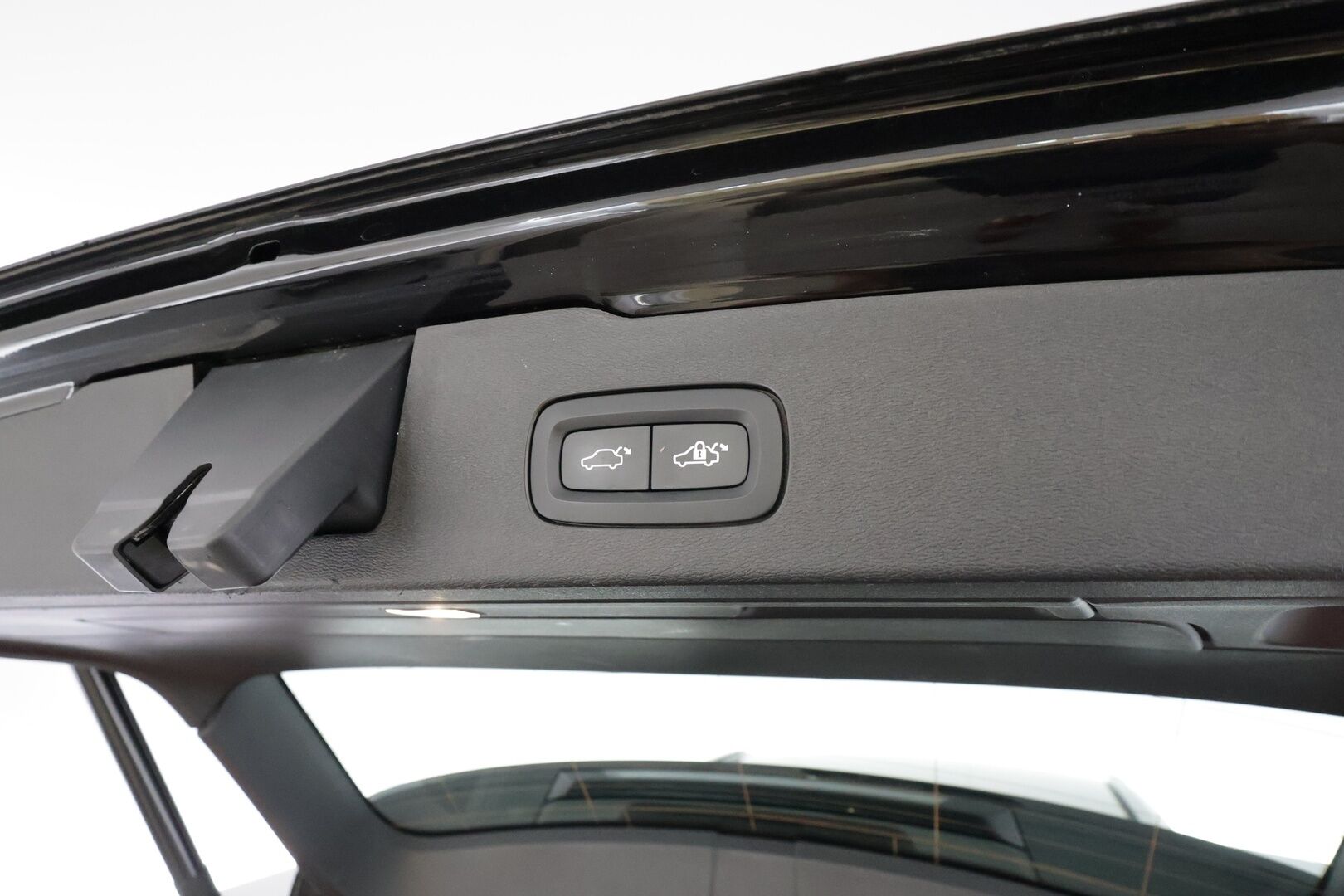 Volvo V60 2023 T6 AWD Long Range Plus Dark aut - Adapt.Vakkari | Full LED | High Perf Audio | Peruutuskamera | Sporttipenkit muistilla | Merkkihuollot | 2x Renkaat Aluvantein | Näyttävä!