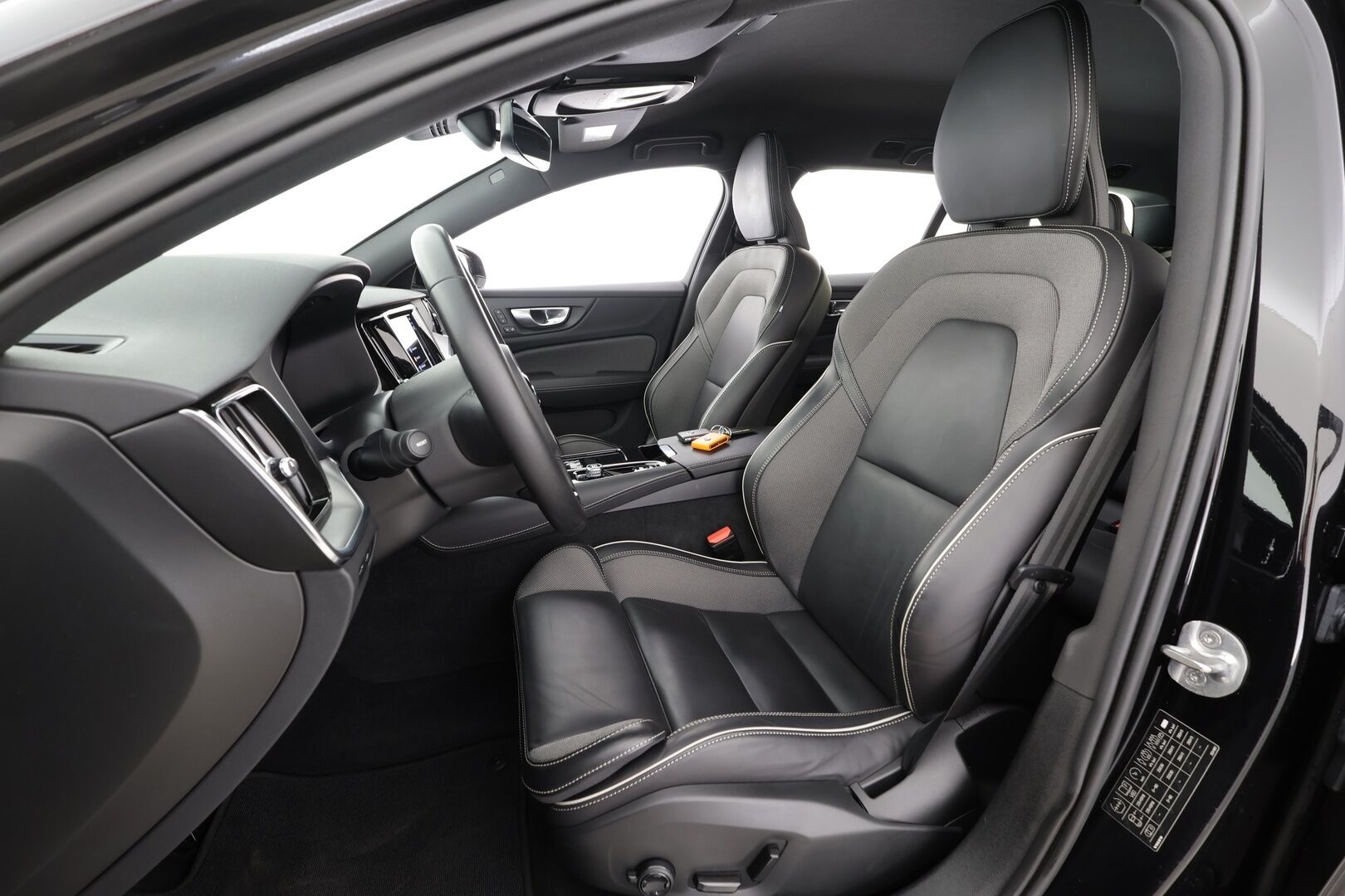 Volvo V60 2023 T6 AWD Long Range Plus Dark aut - Adapt.Vakkari | Full LED | High Perf Audio | Peruutuskamera | Sporttipenkit muistilla | Merkkihuollot | 2x Renkaat Aluvantein | Näyttävä!