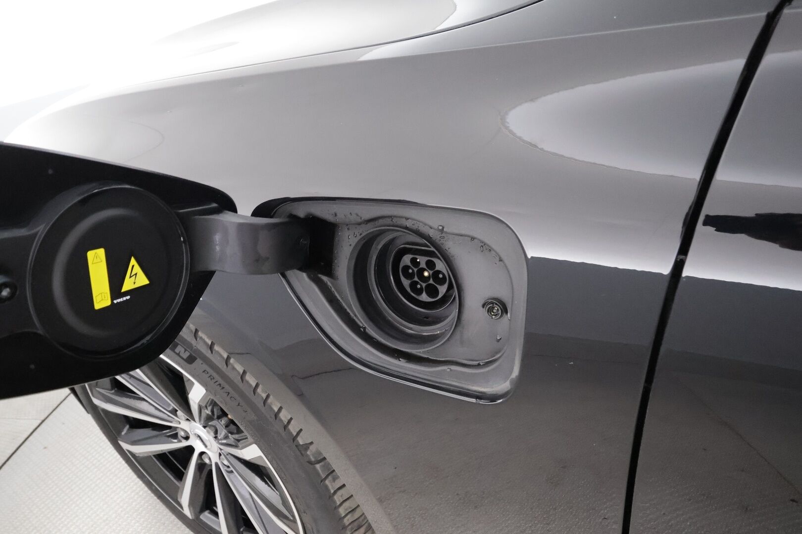 Volvo V60 2023 T6 AWD Long Range Plus Dark aut - Adapt.Vakkari | Full LED | High Perf Audio | Peruutuskamera | Sporttipenkit muistilla | Merkkihuollot | 2x Renkaat Aluvantein | Näyttävä!