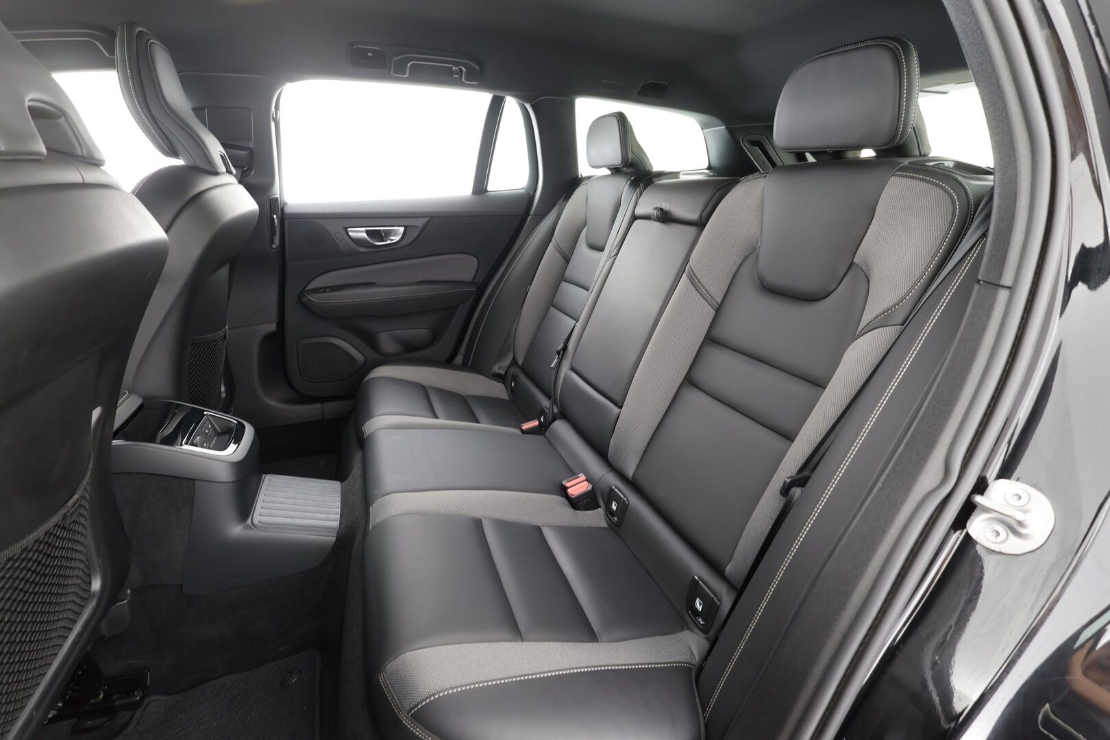 Volvo V60 2023 T6 AWD Long Range Plus Dark aut - Adapt.Vakkari | Full LED | High Perf Audio | Peruutuskamera | Sporttipenkit muistilla | Merkkihuollot | 2x Renkaat Aluvantein | Näyttävä!