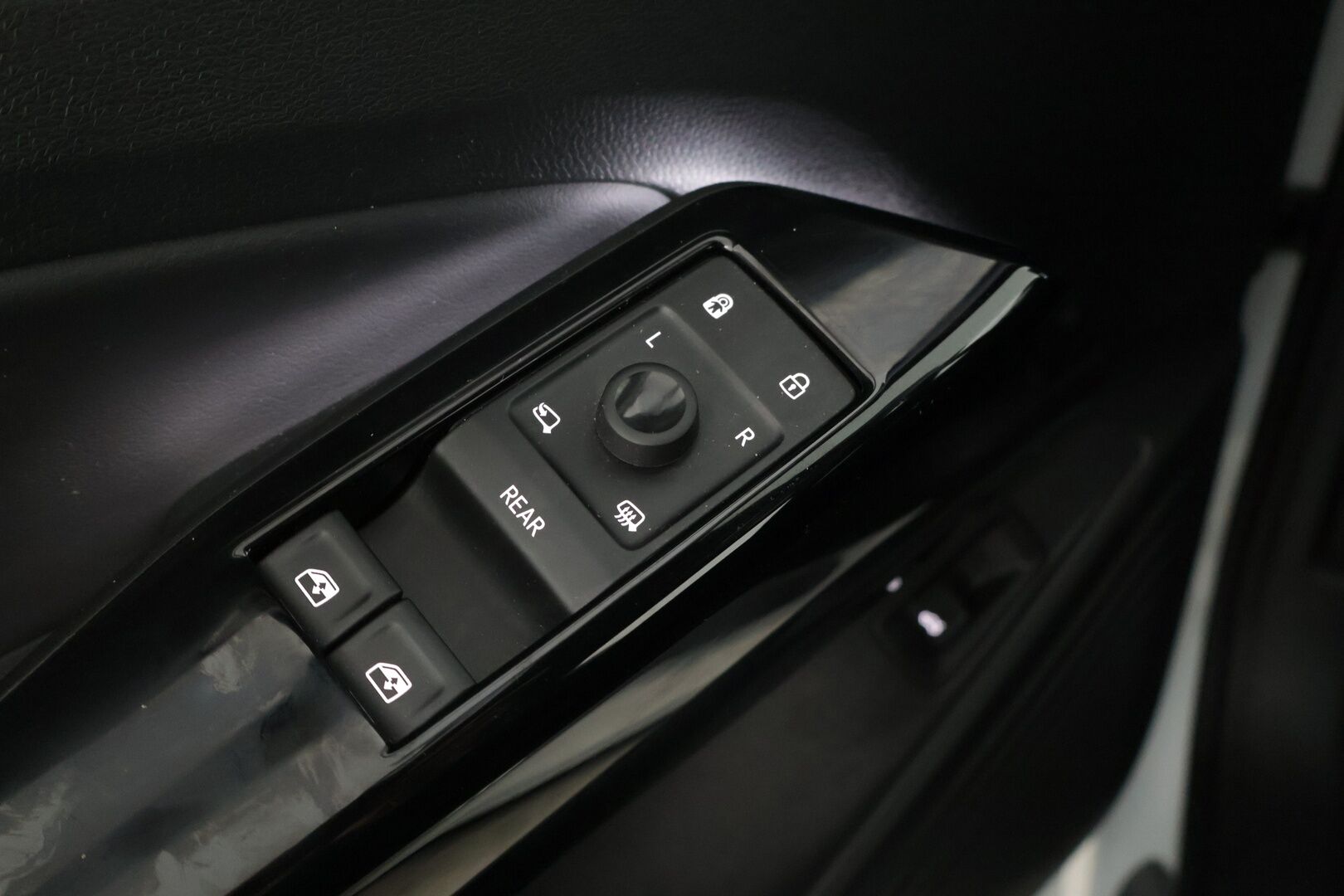 Volkswagen ID.4 2023 ID.4 GTX 220 KW * / Acc / 360-kamera / Koukku / Blind Spot / IQ Light / Travel assist / Comfort access / Ratinlämmitin / * - Juuri saapunut täyteen pakattu GTX 