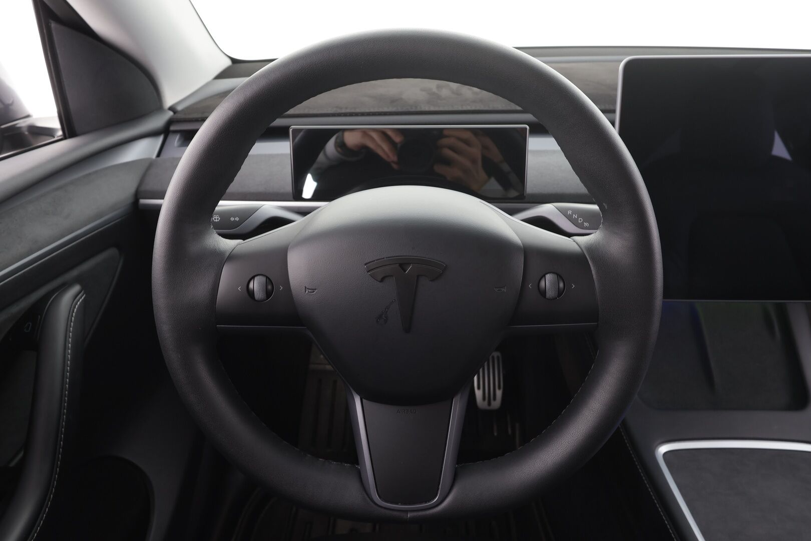 Tesla Model Y 2021 Long Range Dual Motor * Koukku / Lasikatto / ILP / ACC / Matrix-LED / Muistipenkki / P.kamera / Premium Audio * - 2x Latauskaapelit / Kahdet renkaat aluvanteilla