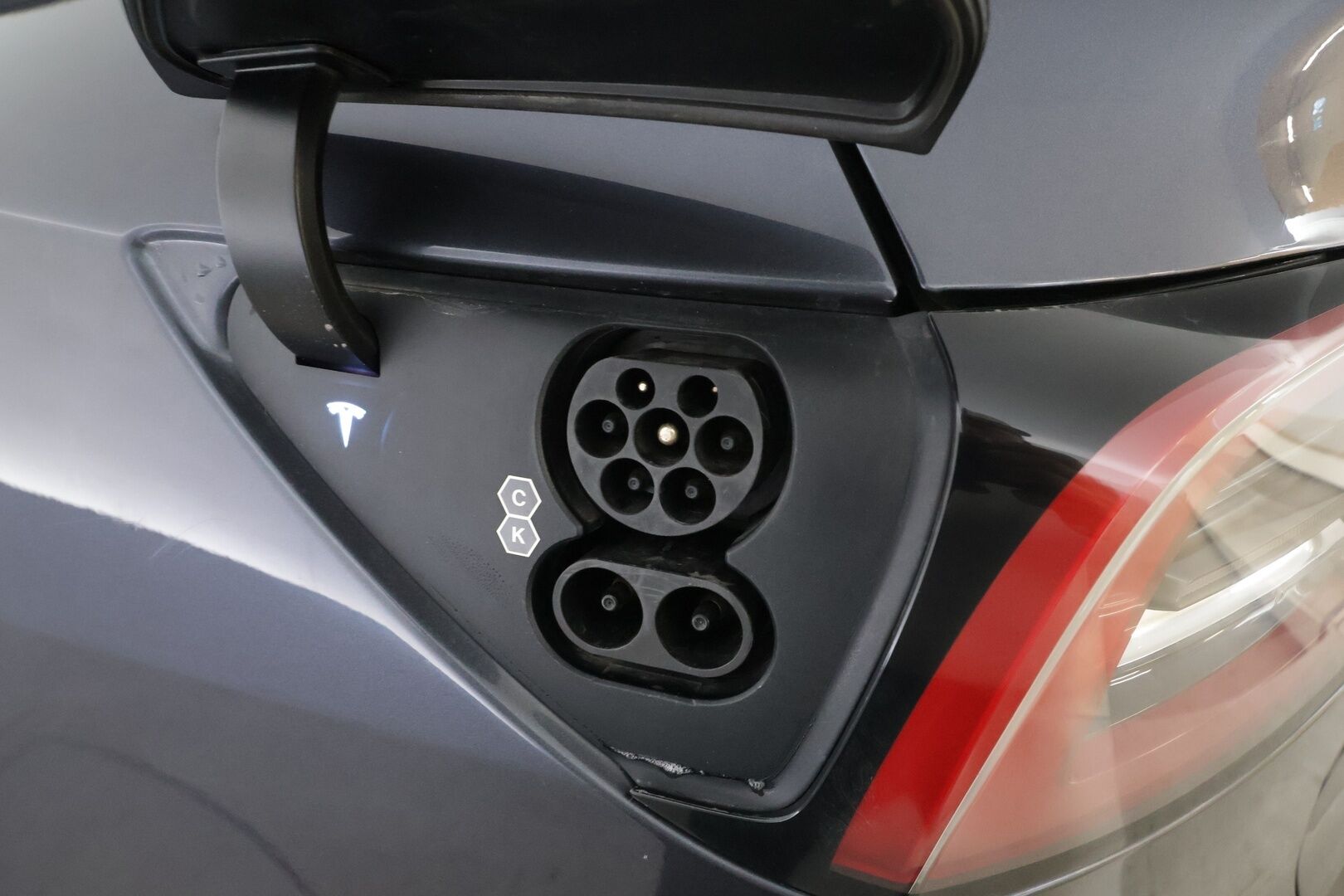 Tesla Model Y 2021 Long Range Dual Motor * Koukku / Lasikatto / ILP / ACC / Matrix-LED / Muistipenkki / P.kamera / Premium Audio * - 2x Latauskaapelit / Kahdet renkaat aluvanteilla