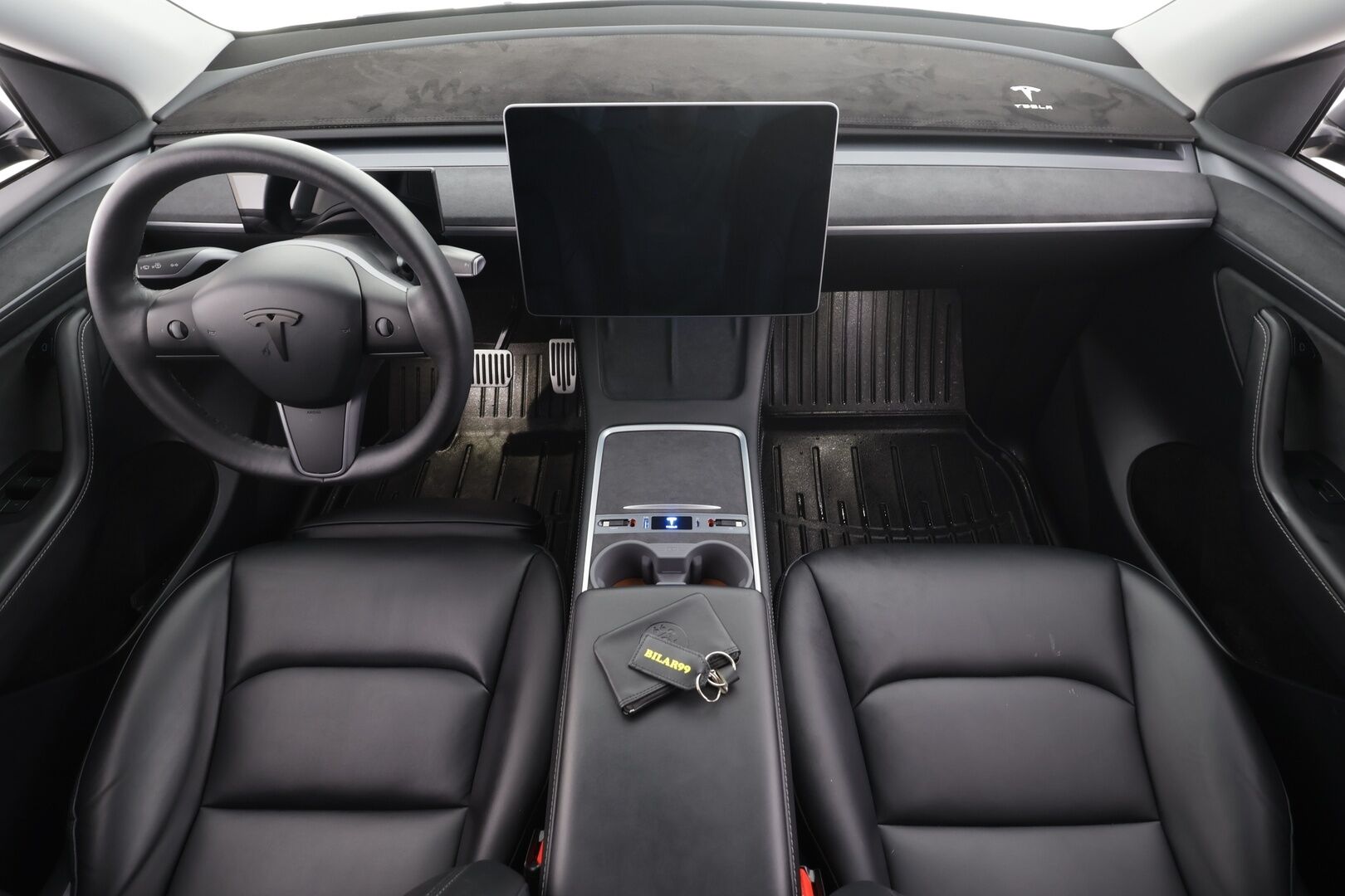 Tesla Model Y 2021 Long Range Dual Motor * Koukku / Lasikatto / ILP / ACC / Matrix-LED / Muistipenkki / P.kamera / Premium Audio * - 2x Latauskaapelit / Kahdet renkaat aluvanteilla