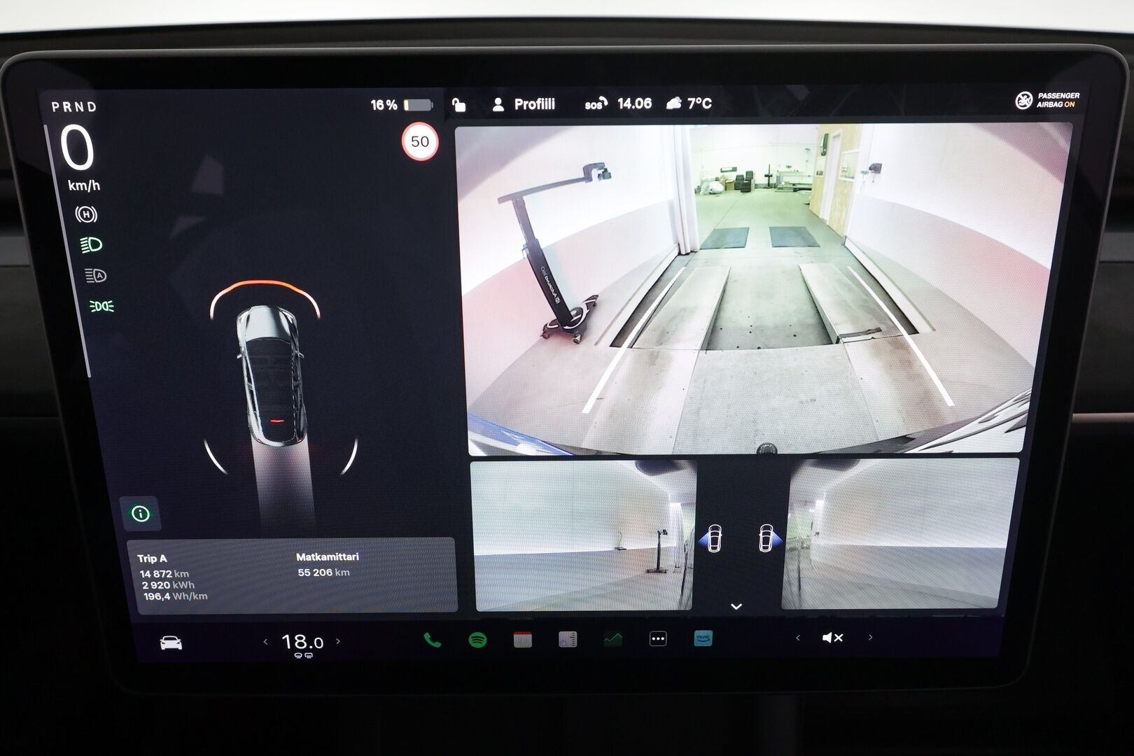 Tesla Model Y 2021 Long Range Dual Motor * Koukku / Lasikatto / ILP / ACC / Matrix-LED / Muistipenkki / P.kamera / Premium Audio * - 2x Latauskaapelit / Kahdet renkaat aluvanteilla