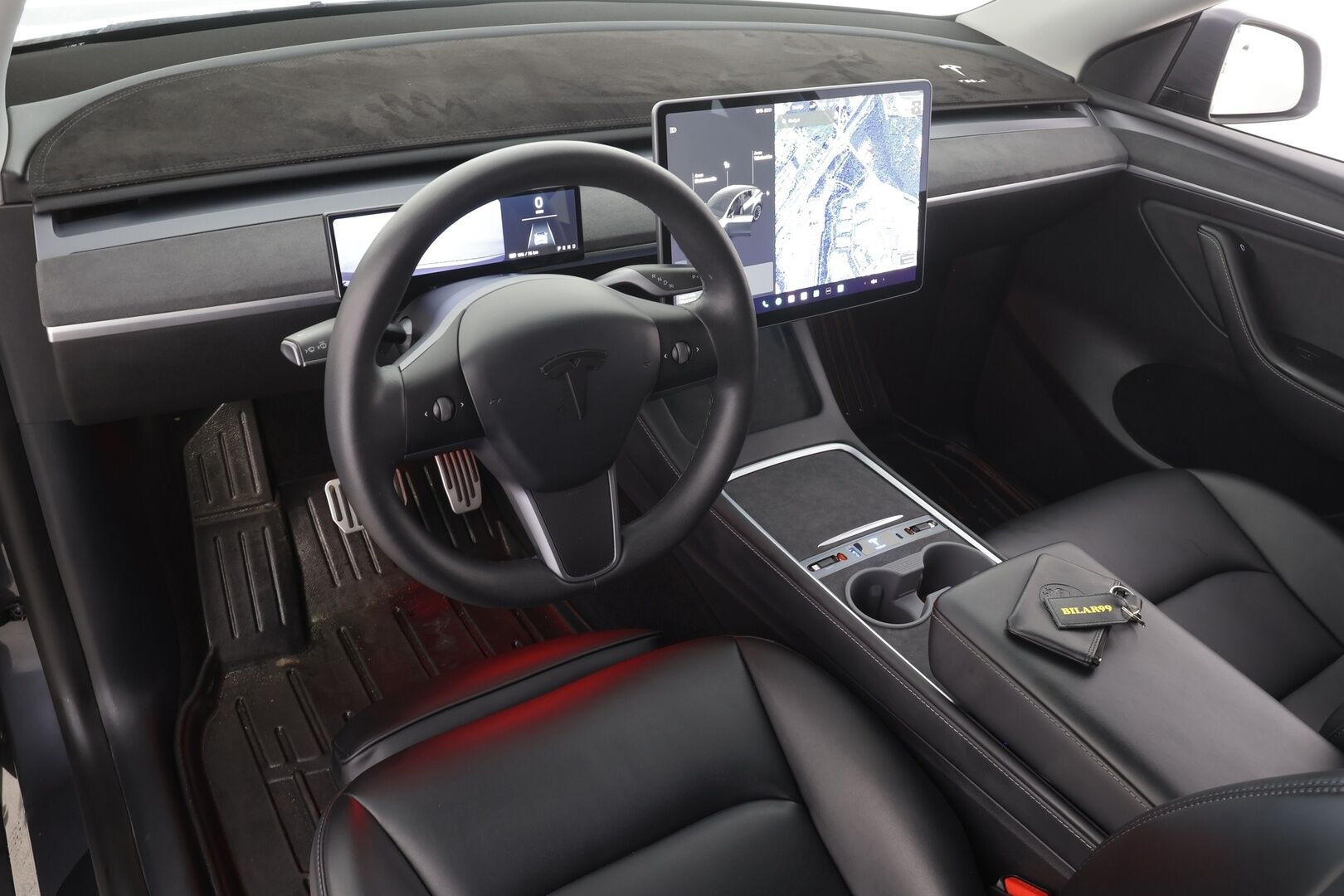 Tesla Model Y 2021 Long Range Dual Motor * Koukku / Lasikatto / ILP / ACC / Matrix-LED / Muistipenkki / P.kamera / Premium Audio * - 2x Latauskaapelit / Kahdet renkaat aluvanteilla