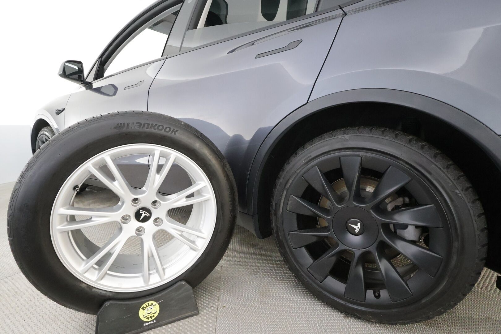 Tesla Model Y 2021 Long Range Dual Motor * Koukku / Lasikatto / ILP / ACC / Matrix-LED / Muistipenkki / P.kamera / Premium Audio * - 2x Latauskaapelit / Kahdet renkaat aluvanteilla