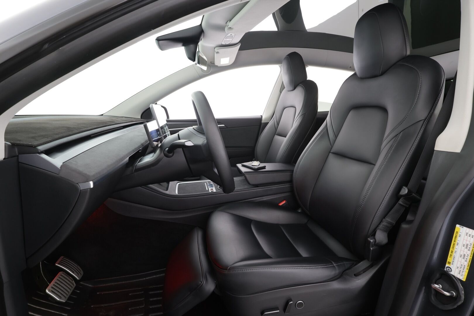 Tesla Model Y 2021 Long Range Dual Motor * Koukku / Lasikatto / ILP / ACC / Matrix-LED / Muistipenkki / P.kamera / Premium Audio * - 2x Latauskaapelit / Kahdet renkaat aluvanteilla