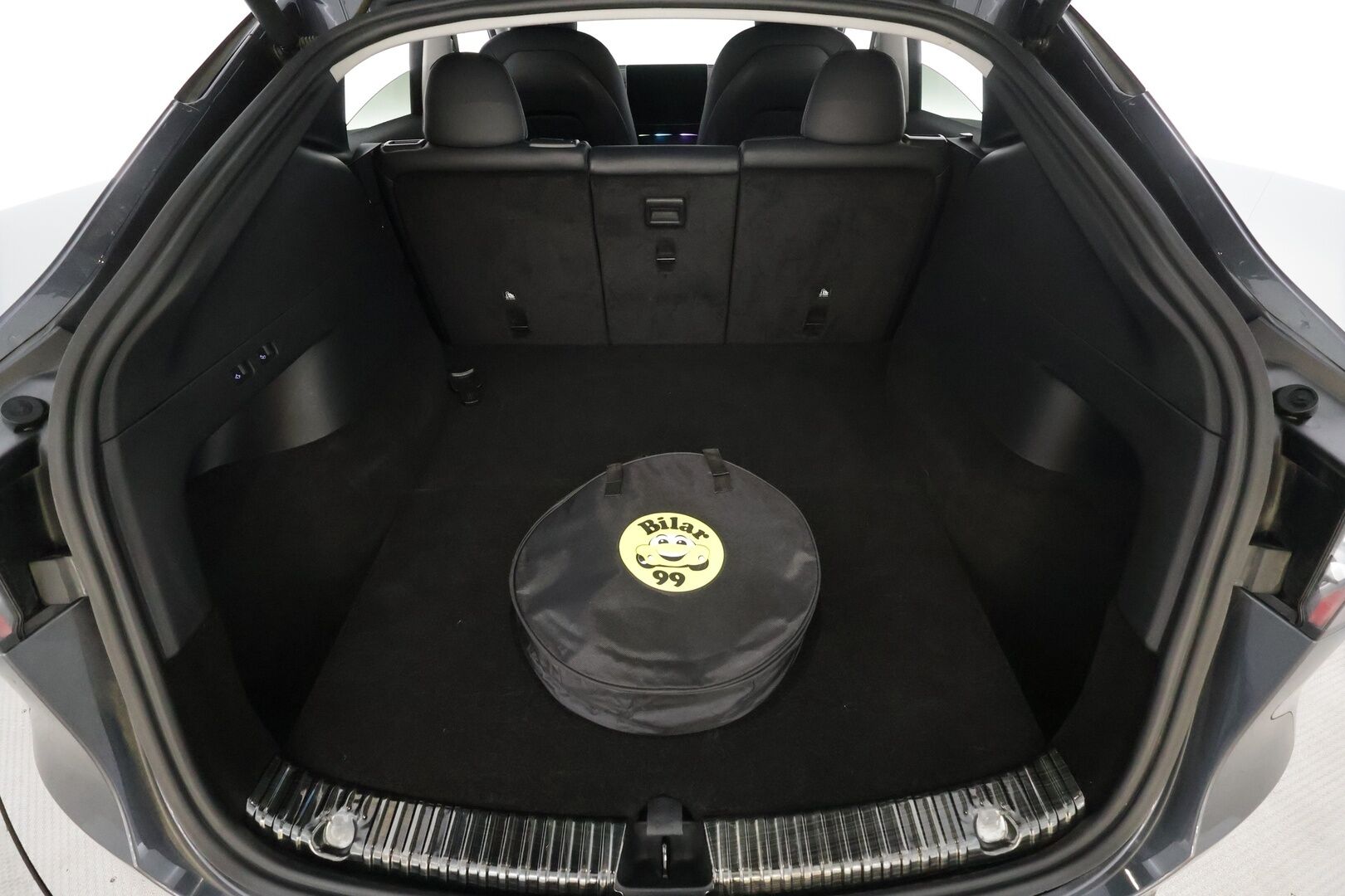 Tesla Model Y 2021 Long Range Dual Motor * Koukku / Lasikatto / ILP / ACC / Matrix-LED / Muistipenkki / P.kamera / Premium Audio * - 2x Latauskaapelit / Kahdet renkaat aluvanteilla