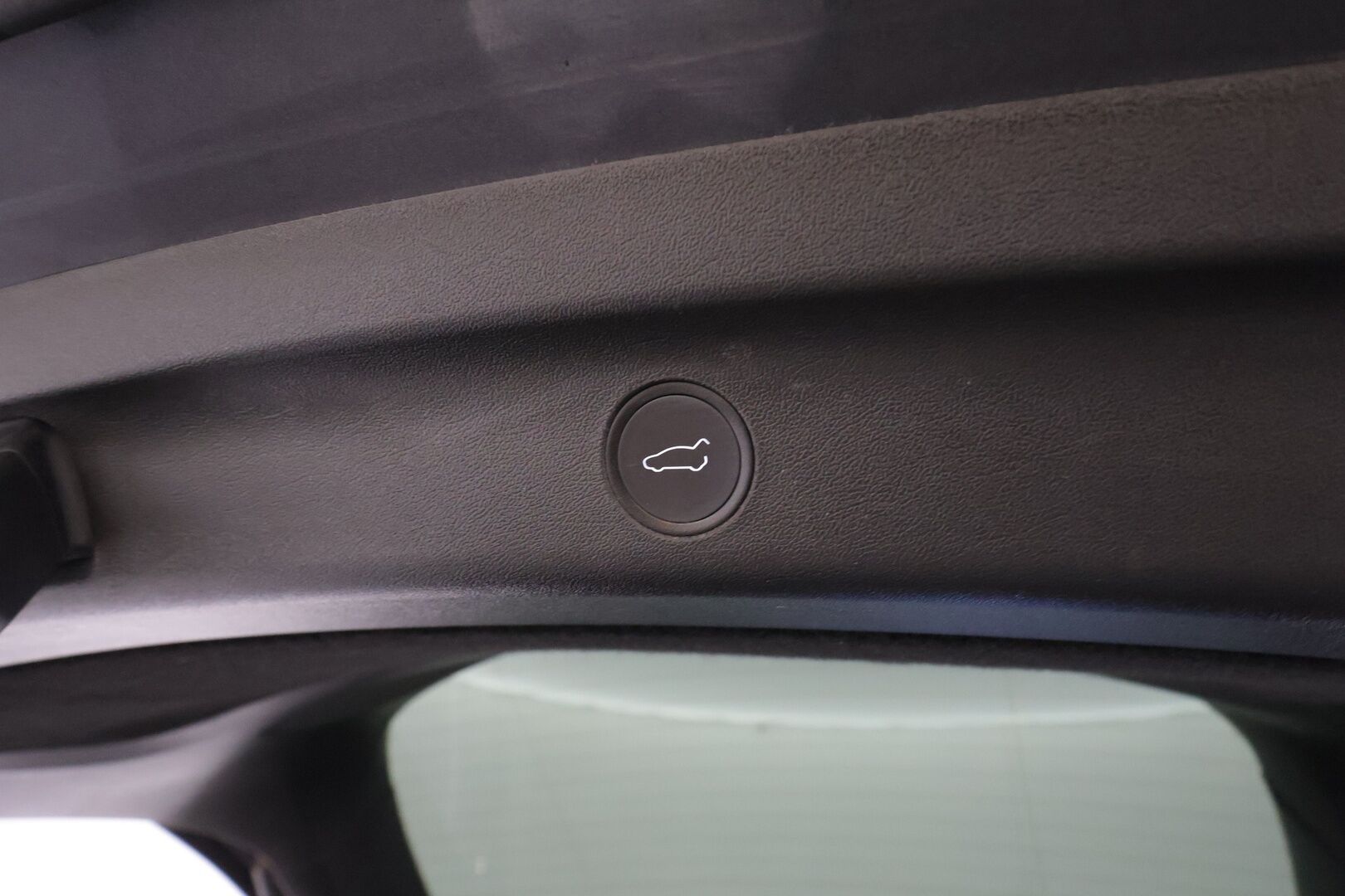 Tesla Model Y 2021 Long Range Dual Motor * Koukku / Lasikatto / ILP / ACC / Matrix-LED / Muistipenkki / P.kamera / Premium Audio * - 2x Latauskaapelit / Kahdet renkaat aluvanteilla