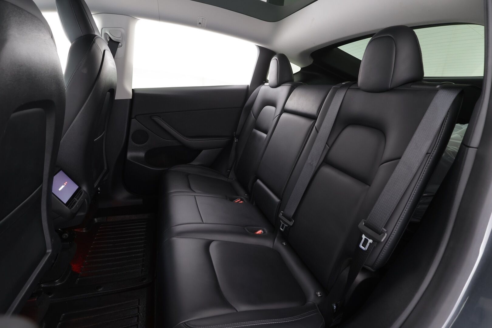 Tesla Model Y 2021 Long Range Dual Motor * Koukku / Lasikatto / ILP / ACC / Matrix-LED / Muistipenkki / P.kamera / Premium Audio * - 2x Latauskaapelit / Kahdet renkaat aluvanteilla