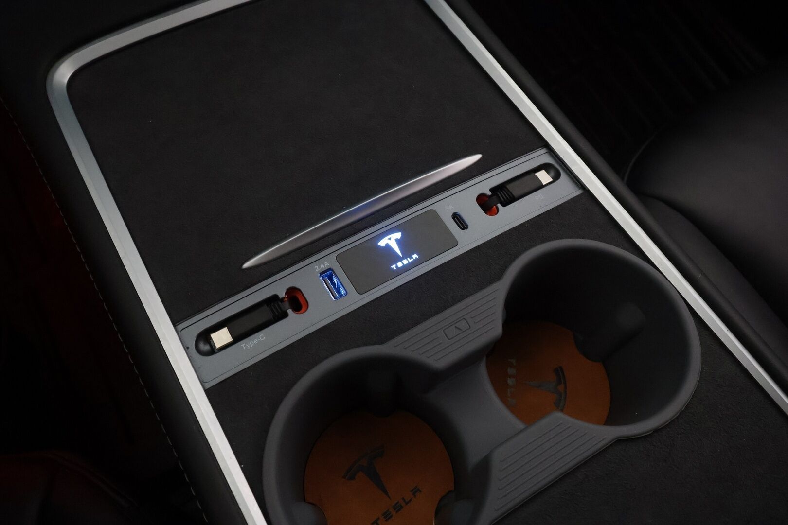 Tesla Model Y 2021 Long Range Dual Motor * Koukku / Lasikatto / ILP / ACC / Matrix-LED / Muistipenkki / P.kamera / Premium Audio * - 2x Latauskaapelit / Kahdet renkaat aluvanteilla