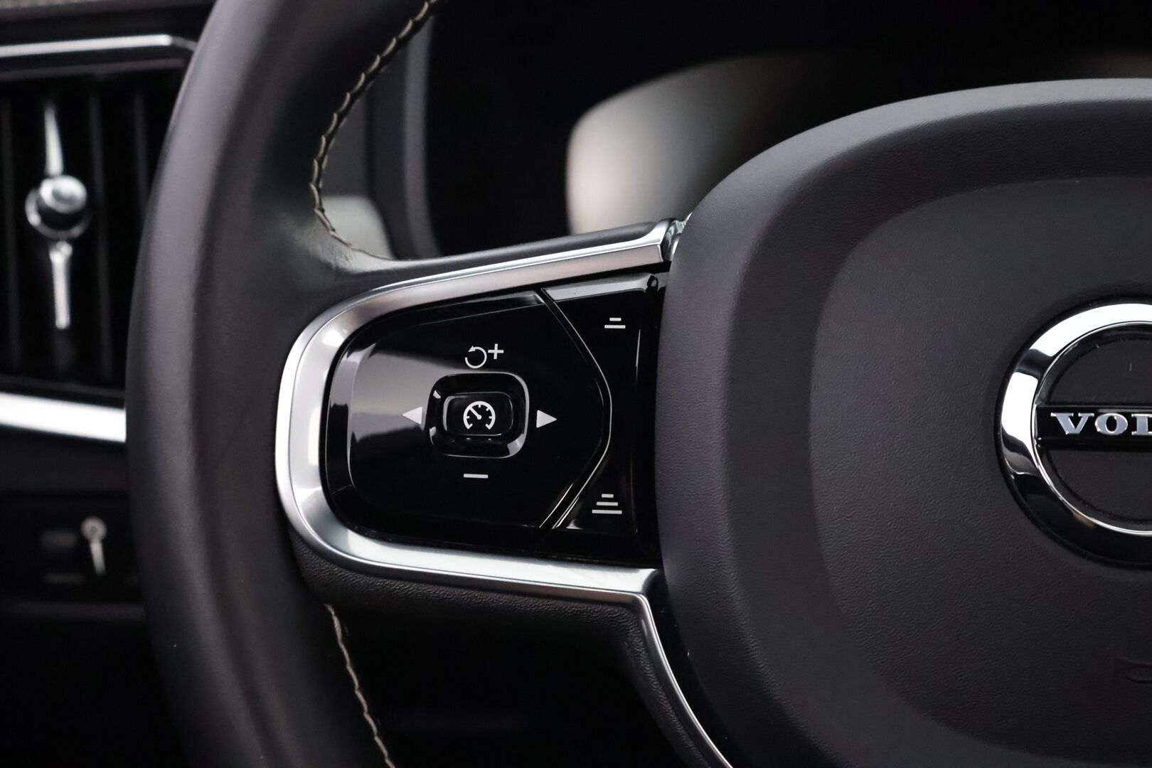 Volvo S90 2021 T8 AWD Recharge R-Design aut - Polestar Engineered | B&W | Panorama | ACC | HUD | Four-C Alusta | 360° | Full LED | Vetokoukku | Nahka-Alcantara | HARVOIN TARJOLLA!