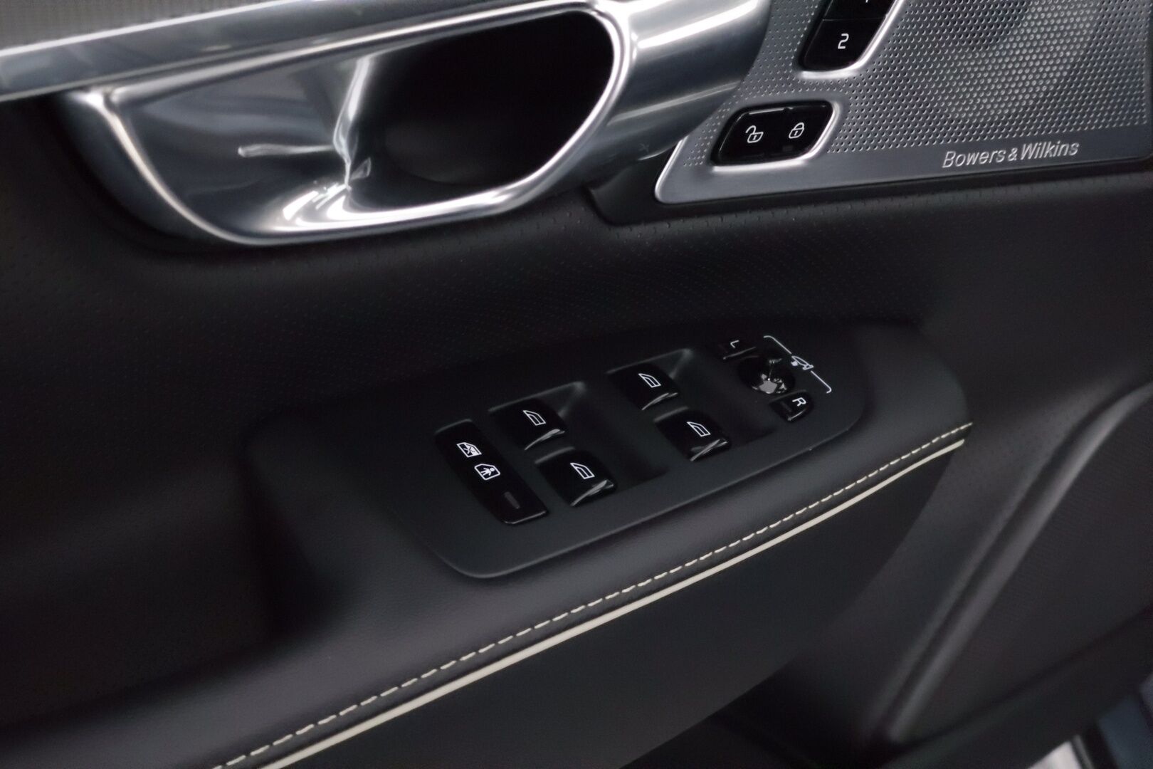 Volvo S90 2021 T8 AWD Recharge R-Design aut - Polestar Engineered | B&W | Panorama | ACC | HUD | Four-C Alusta | 360° | Full LED | Vetokoukku | Nahka-Alcantara | HARVOIN TARJOLLA!